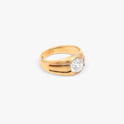 Gold ring, decorated with approximately 2.0 ct. diamond, comes accompanied by an additional gemological certificate