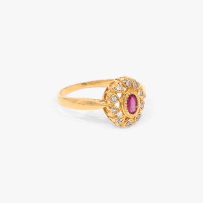 Gold ring, decorated with diamonds and a ruby