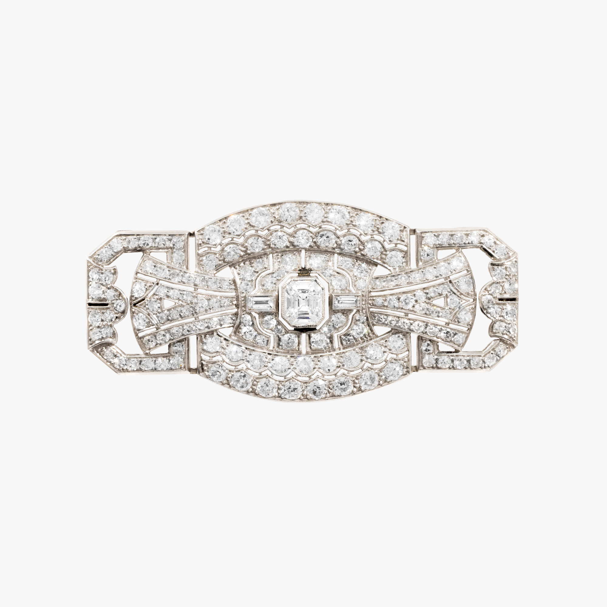 Superbă broșă Art Deco, din aur alb și platină, pavată cu cca. 7,00 ct. de diamante, cca. 1920, însoțită de certificat gemologic suplimentar
