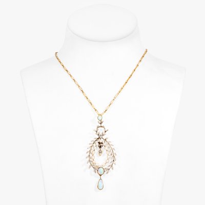 Lanț cu pandantiv Belle Époque din aur și platină, decorat cu diamante, perle și opale, cca. 1910