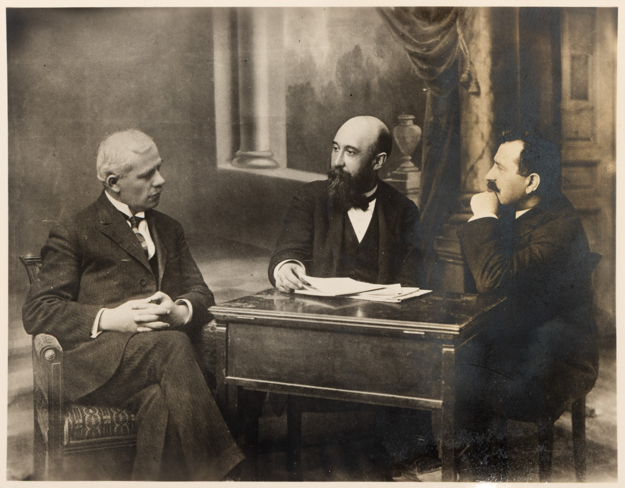 Fotografie ilustrându-i pe istoricii Nicolae Iorga și pe Alexandru Lapedatu, cca. 1914, provine din arhiva Remus Caracaș
