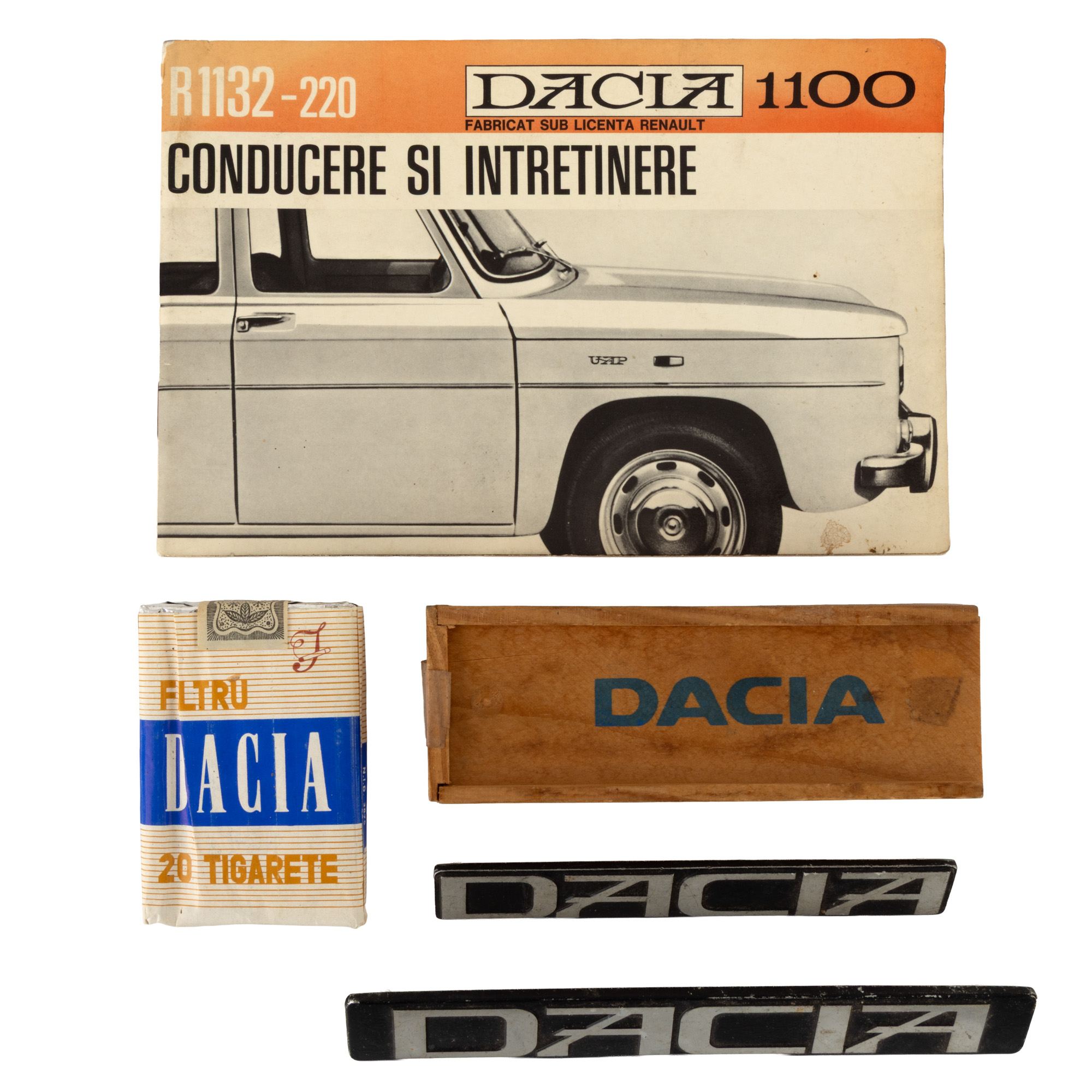 Complex lot publicitar ”Dacia”, alcătuit din cinci piese, inclusiv un pachet de țigarete cu denumire omonimă, cca. 1968