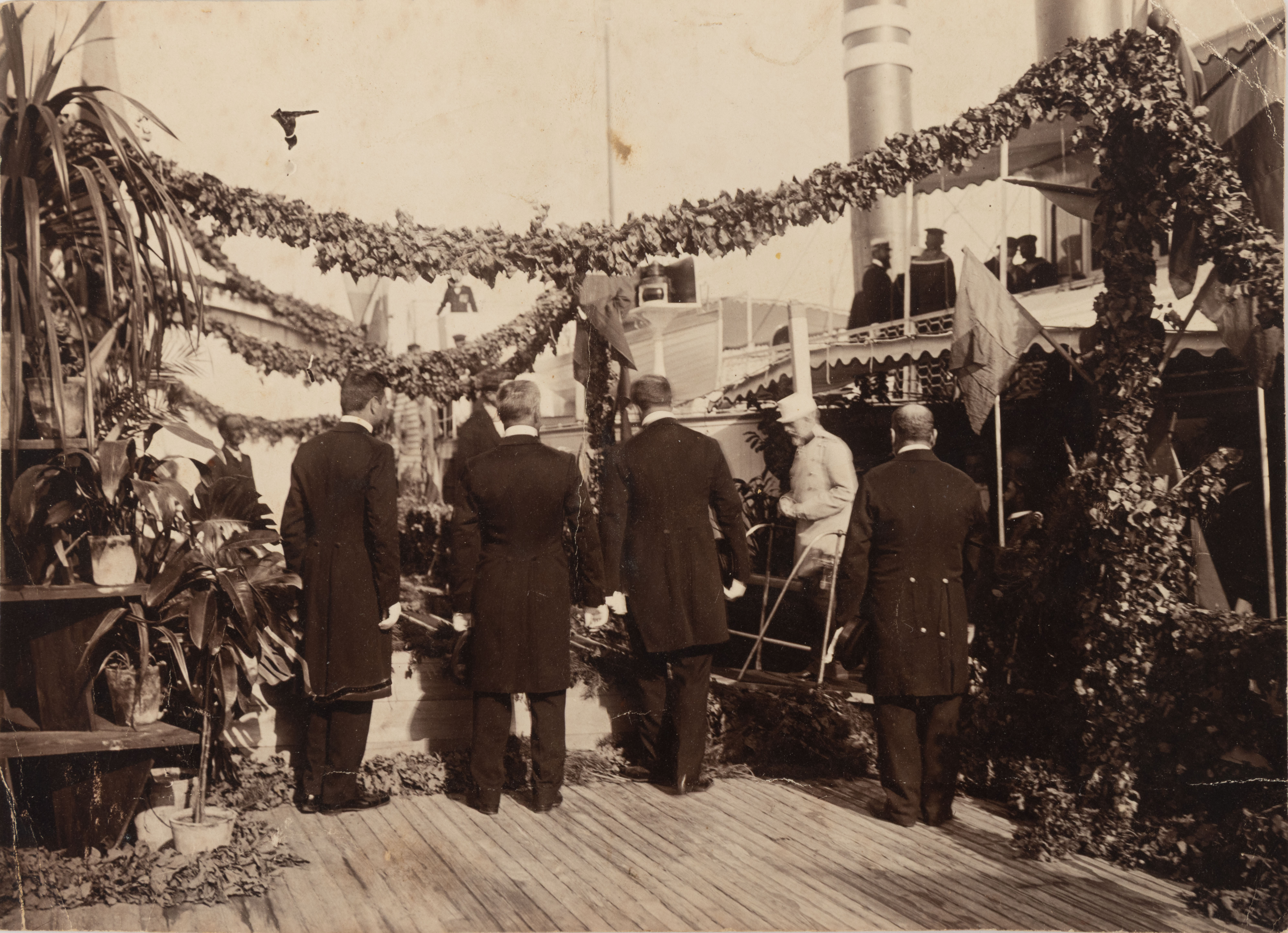 Fotografie ilustrându-l pe Regele Carol I al României coborând de pe iahtul regal la Sulina, întâmpinat de autorități, 1904