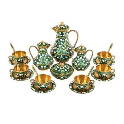 Impressive Russkiye Samotsvety coffee or tea set, made of gilded silver, decorated with enamel