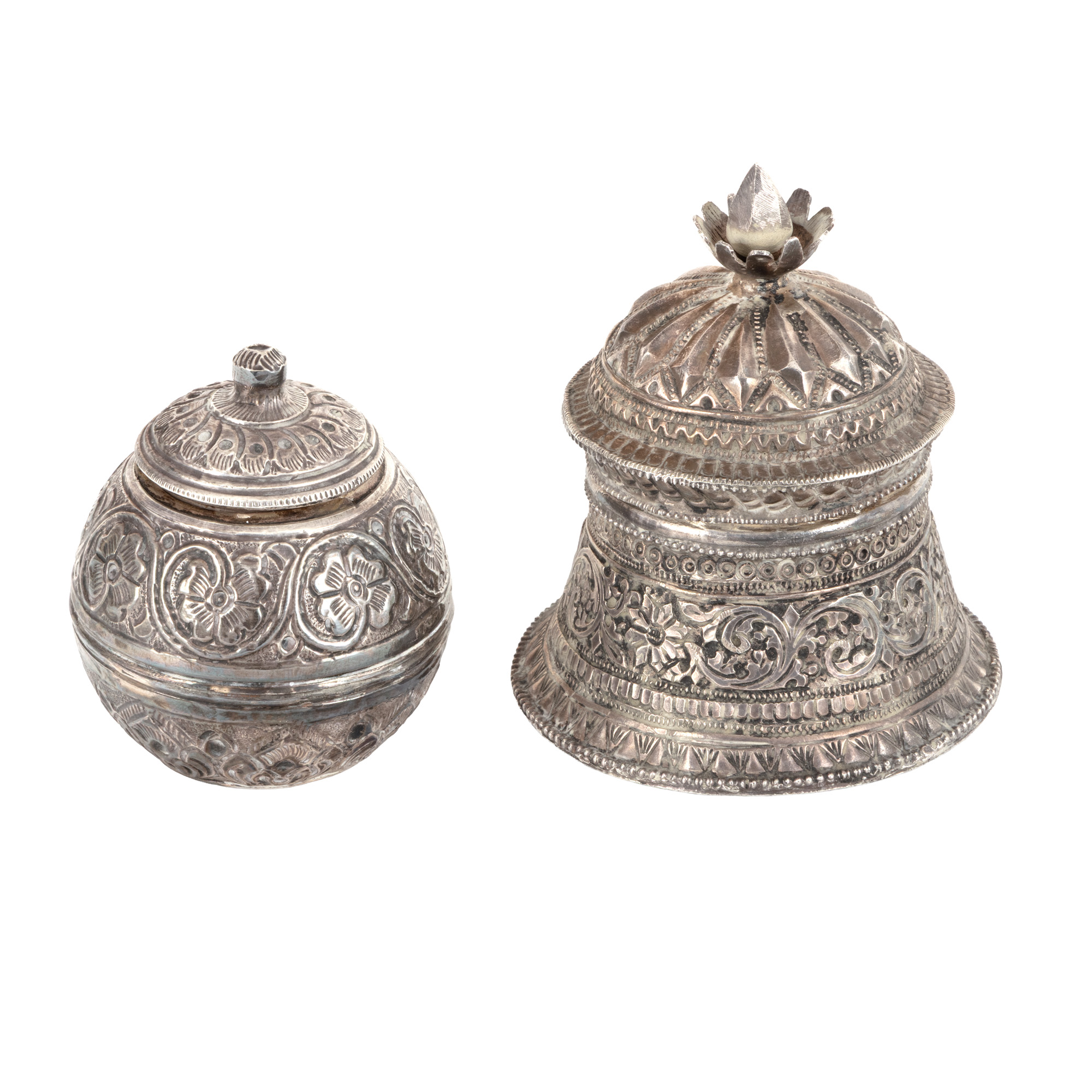 Silver condiment container, decorated with vegetal elements, India, beginning of the 20th century.