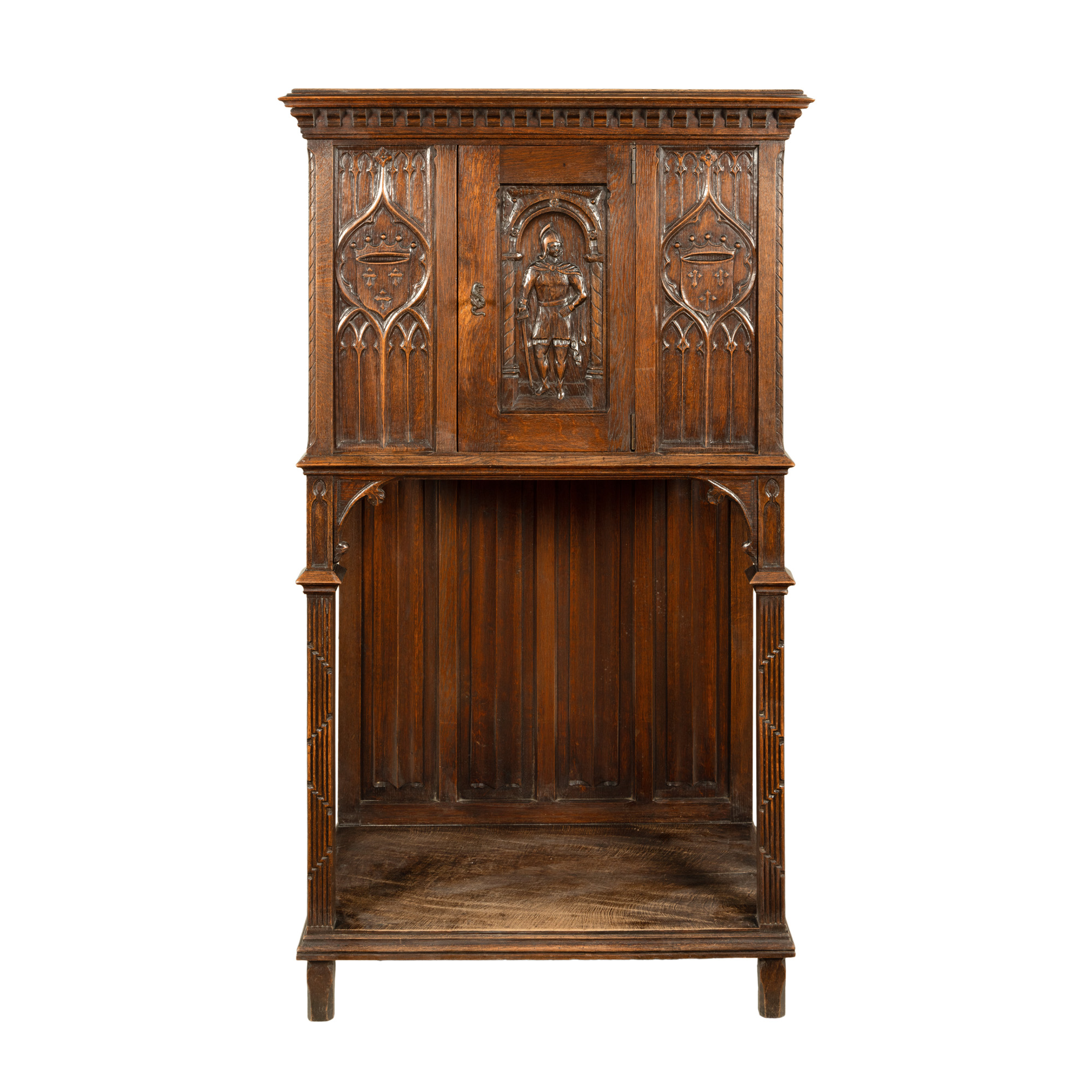 Dulap în stil Neo-Gotic din lemn de stejar, decorat cu registre heraldice și cavaler, sfârșitul sec. XIX, provine din colecția Prințului Ghyka
