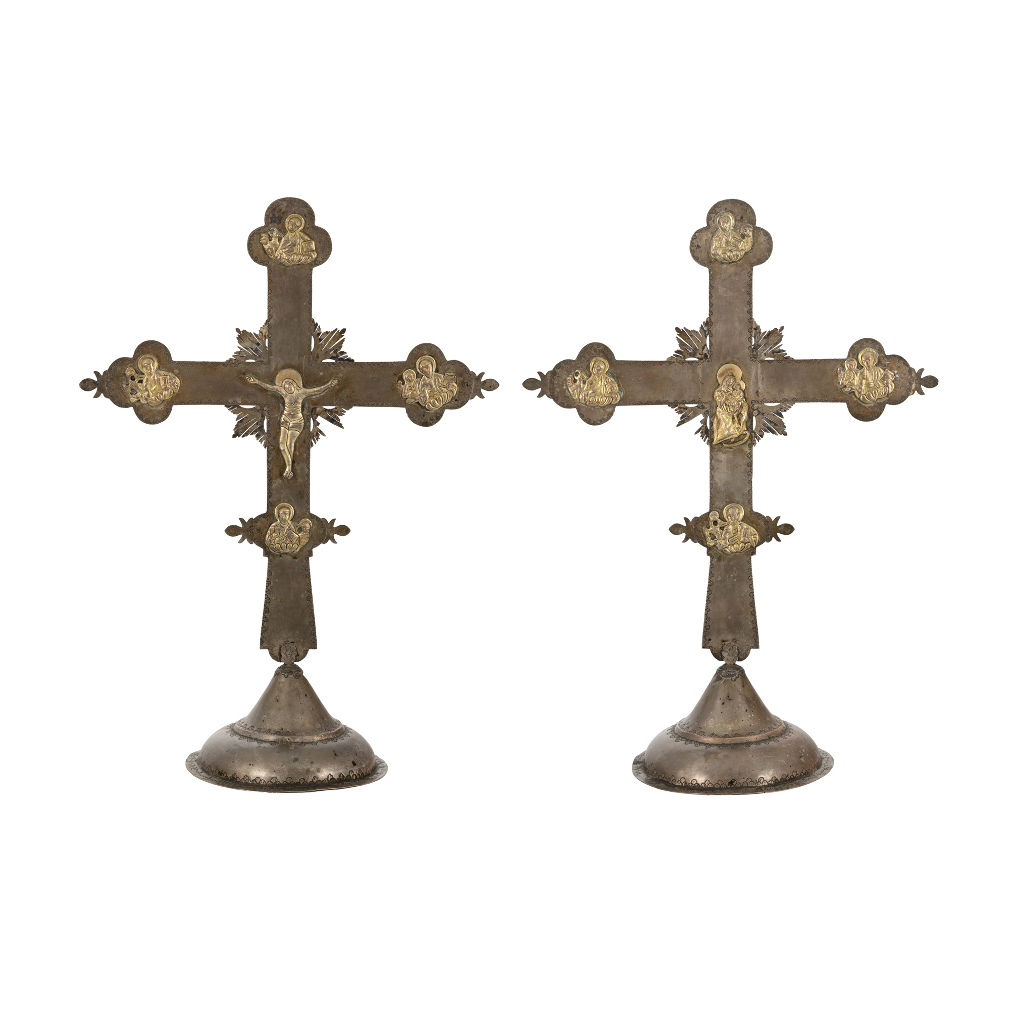 Cruce de masă, decorată cu medalioane din argint aurit reprezentând Răstignirea Domnului, cei patru Evangheliști și Maica Domnului cu Pruncul, atelier balcanic, probabil armenesc, datată 1829