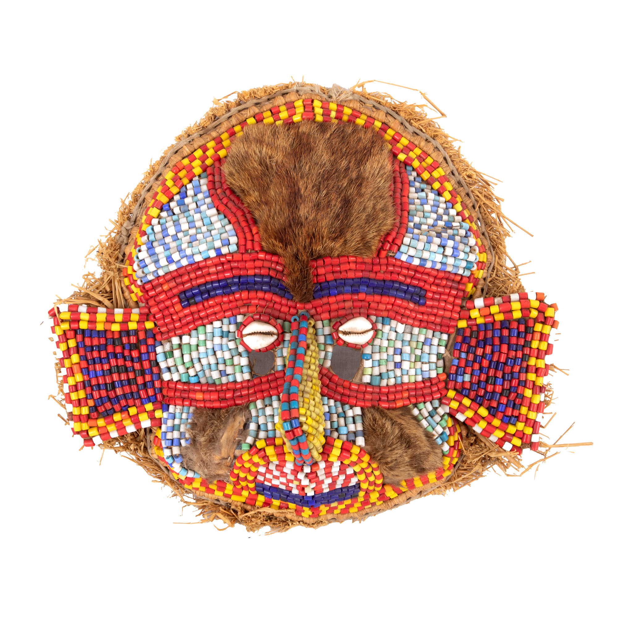 Mască africană Yaka decorată cu mărgele, scoici, blană și material vegetal, Congo