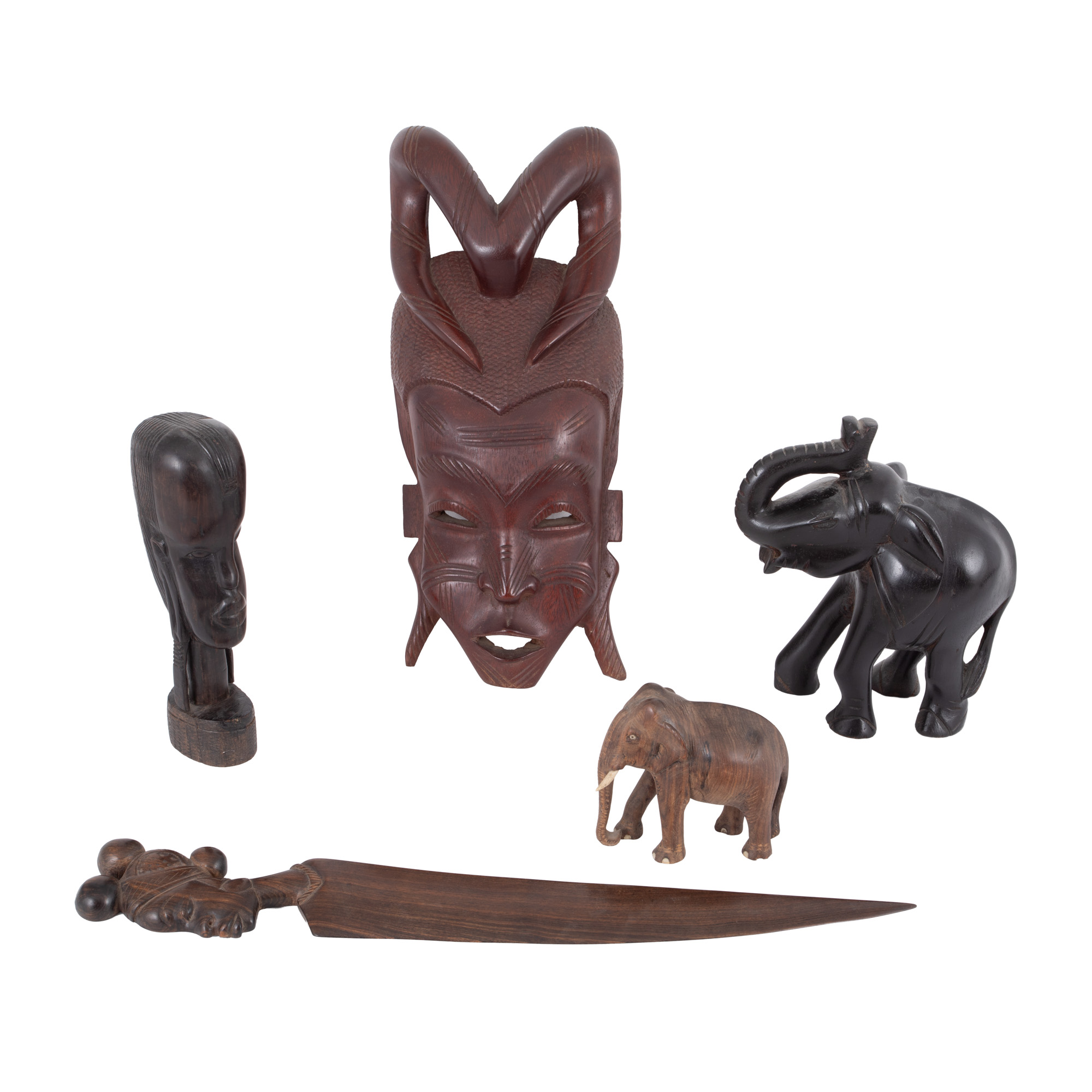 Ansamblu de obiecte decorative africane, inclusiv doi elefanți