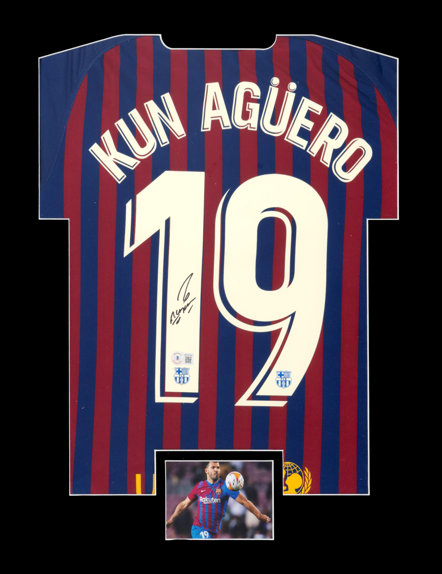 Tricou F.C. Barcelona, cu semnătura olografă a lui Sergio Leonel Agüero del Castillo (Kun Agüero), înrămat