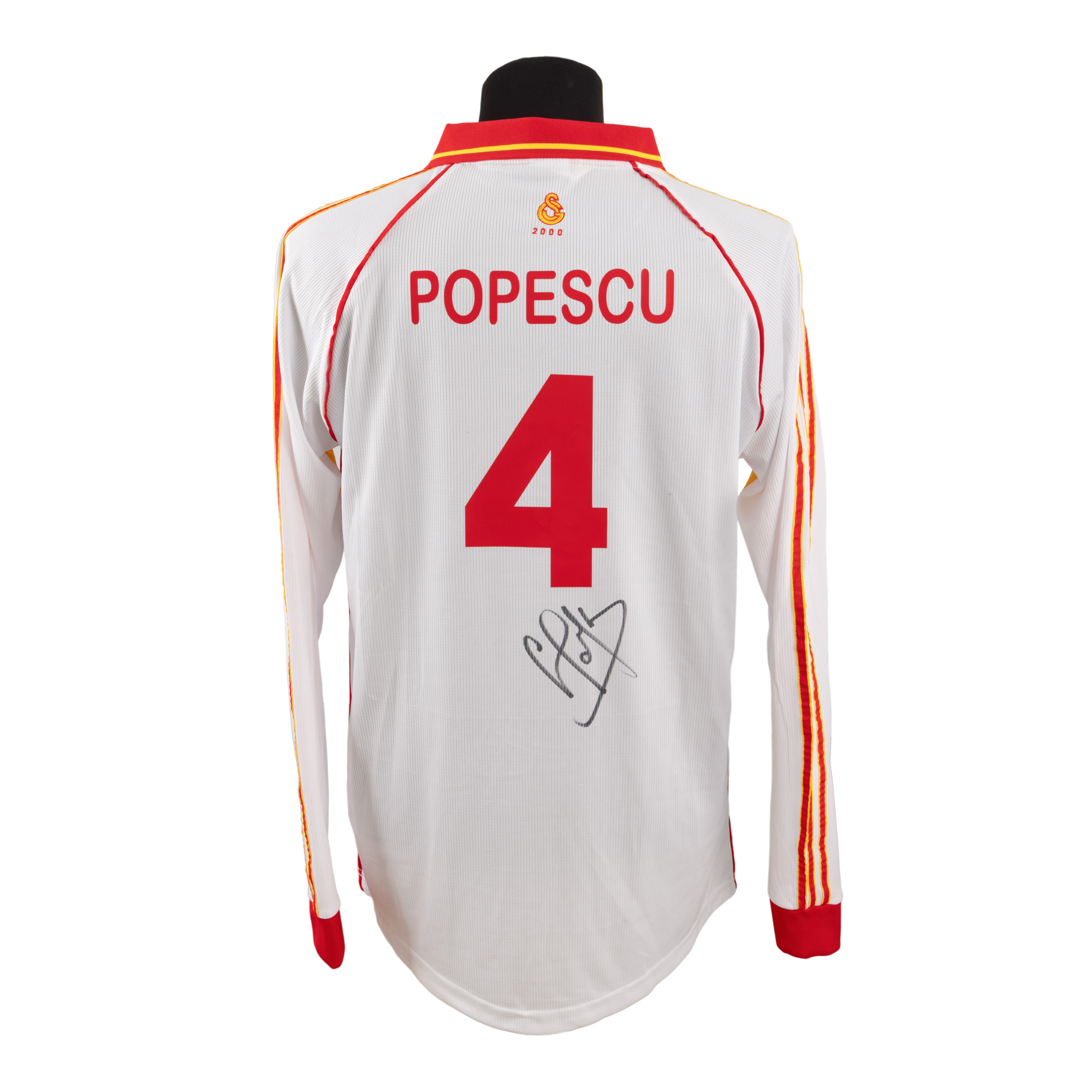 Tricou al echipei Galatasaray S. K., cu semnătura olografă a lui Gheorghe "Gică" Popescu, înrămat