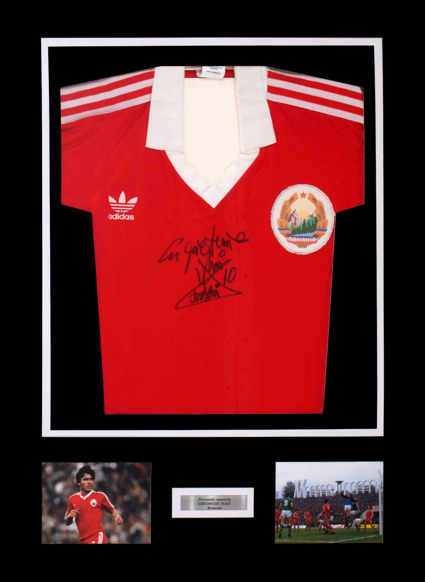 Tricou al echipei naționale a Republicii Socialiste România, model 1984-1986, cu semnătura olografă a lui Gheorghe Hagi, înrămat