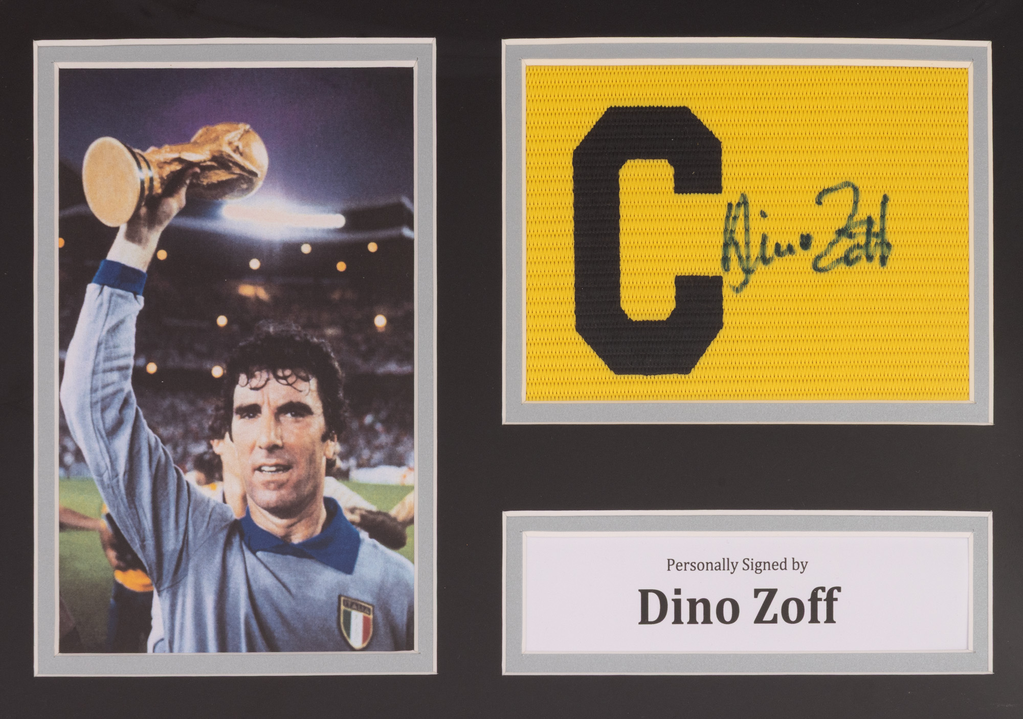 Banderolă de căpitan, cu semnătura olografă a lui Dino Zoff, înrămată