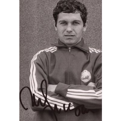 Fotografie reprezentându-l pe Mircea Lucescu, în echipament al echipei naționale RSR, cu semnătura olografă a sportivului, înrămată
