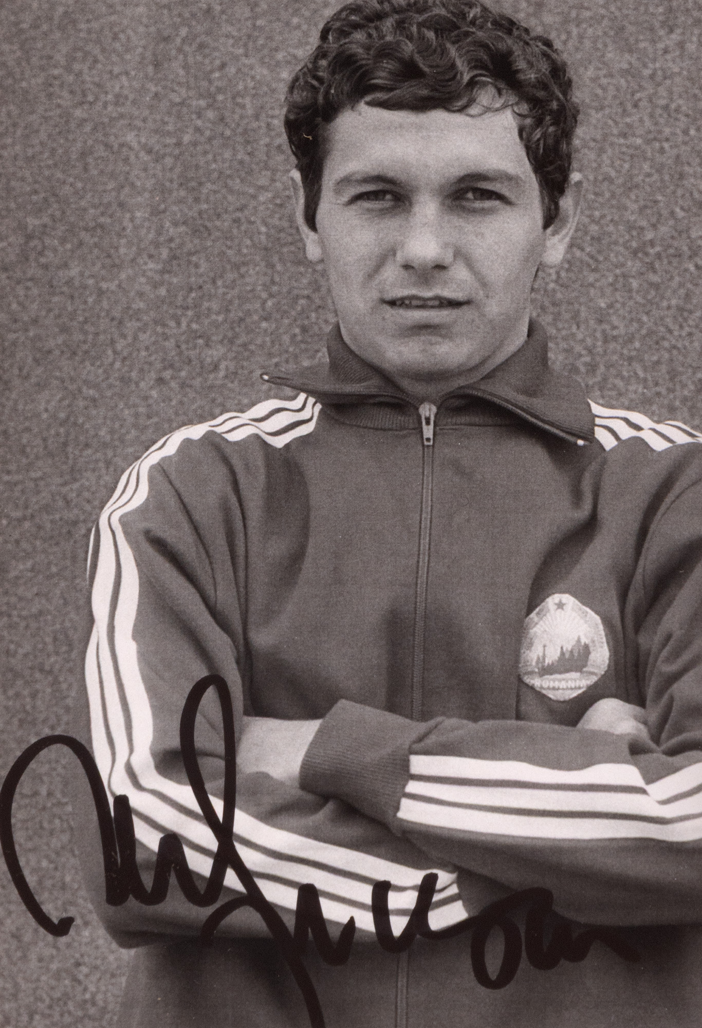 Fotografie reprezentându-l pe Mircea Lucescu, în echipament al echipei naționale RSR, cu semnătura olografă a sportivului, înrămată