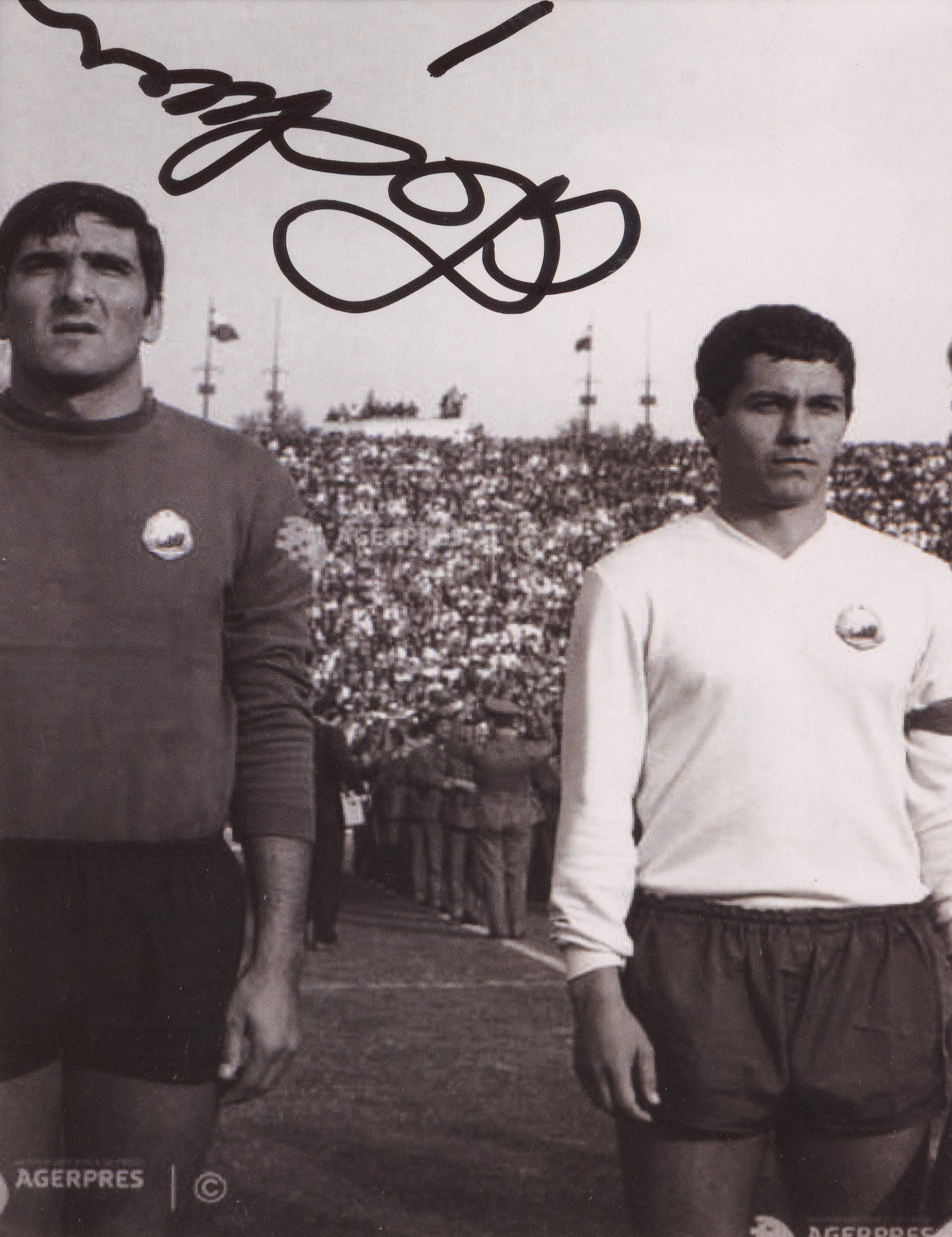 Fotografie reprezentându-i pe Necula "Rică" Răducanu și Mircea Lucescu la debutul unui meci de fotbal, cu semnătura olografă a lui Rică Răducanu, înrămată
