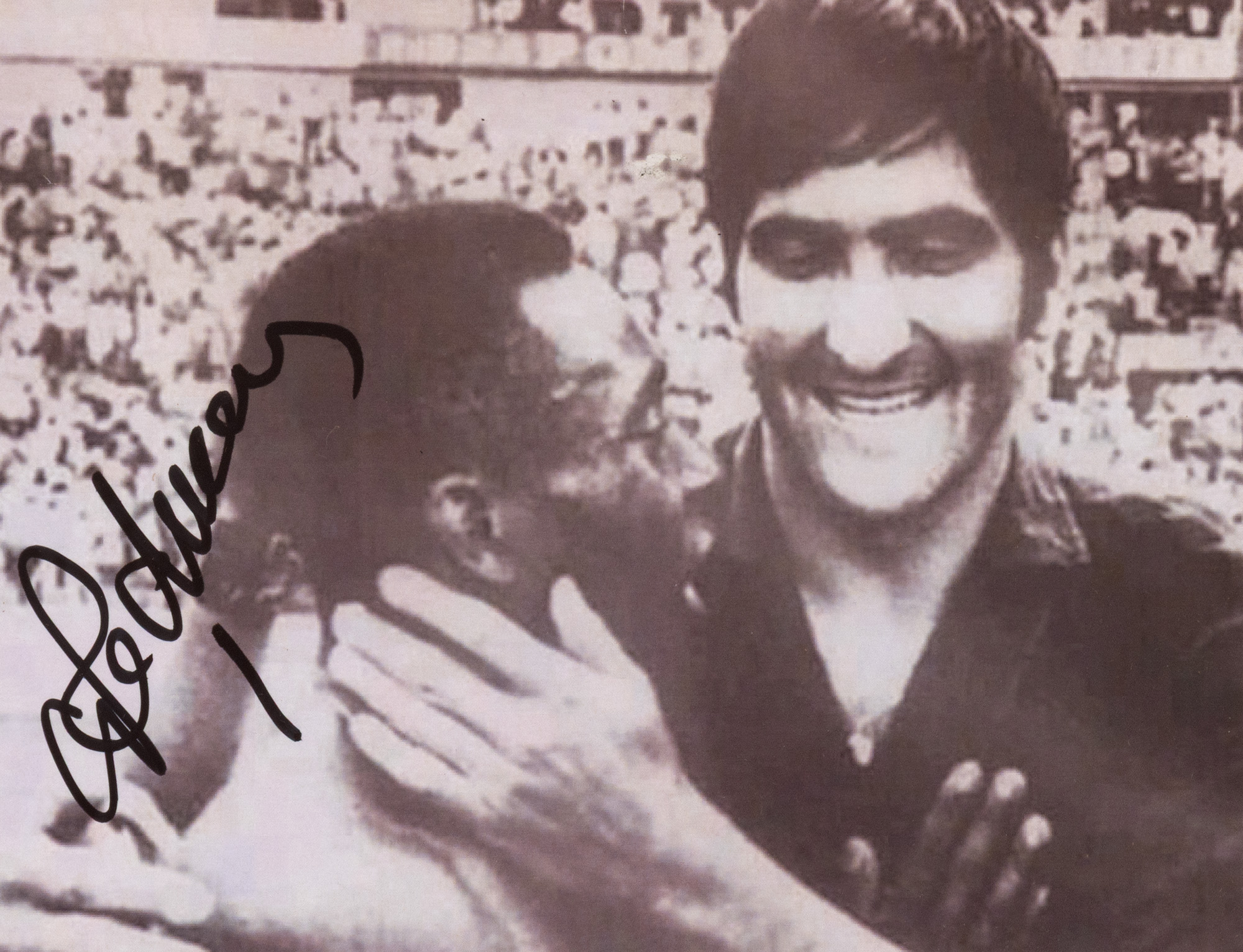 Fotografie reprezentându-i pe Rică Răducanu și Pele, cu semnătura olografă a lui Rică Răducanu, înrămată