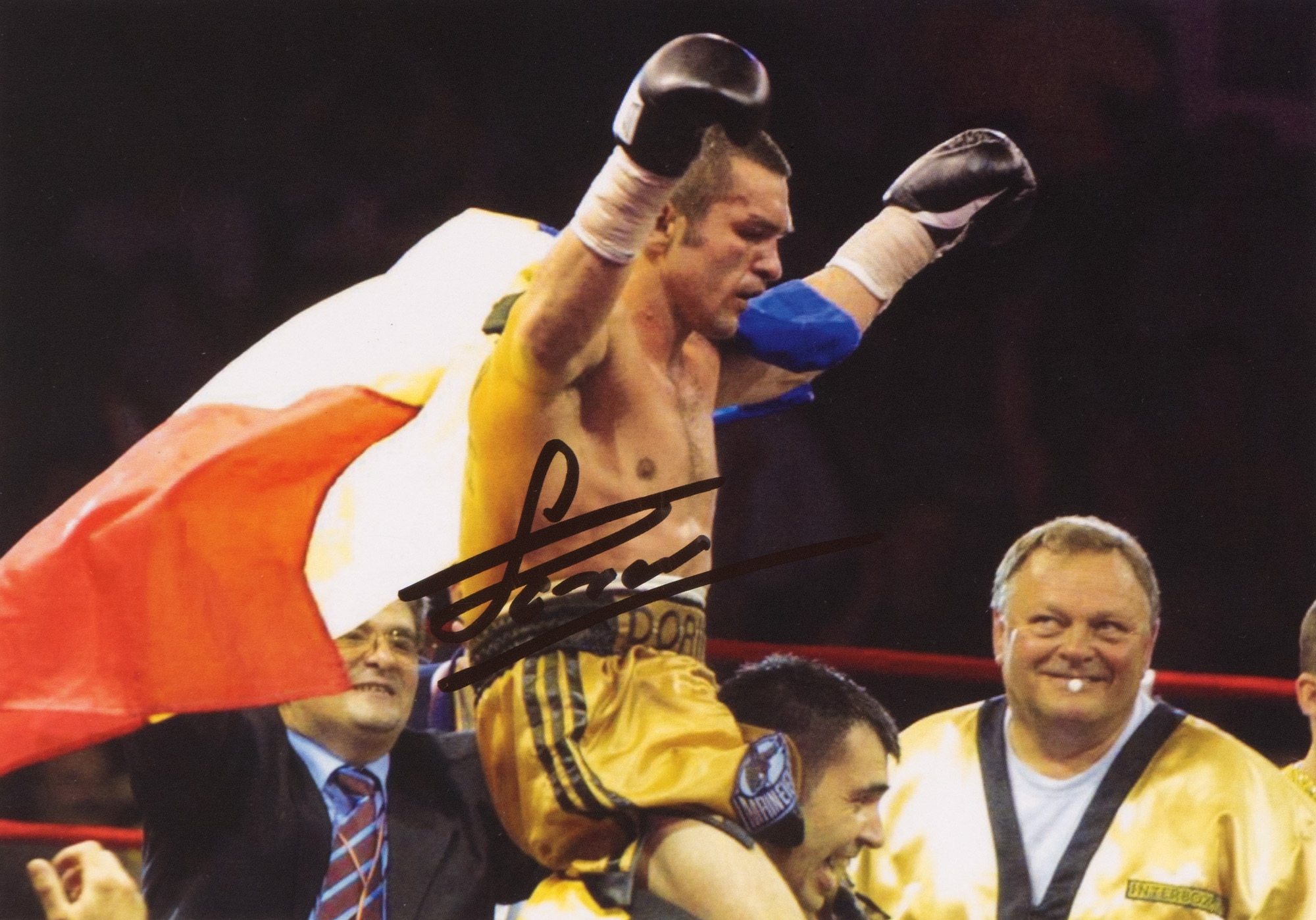 Fotografie cu Leonard Doroftei, cu semnătura olografă a sportivului, înrămată