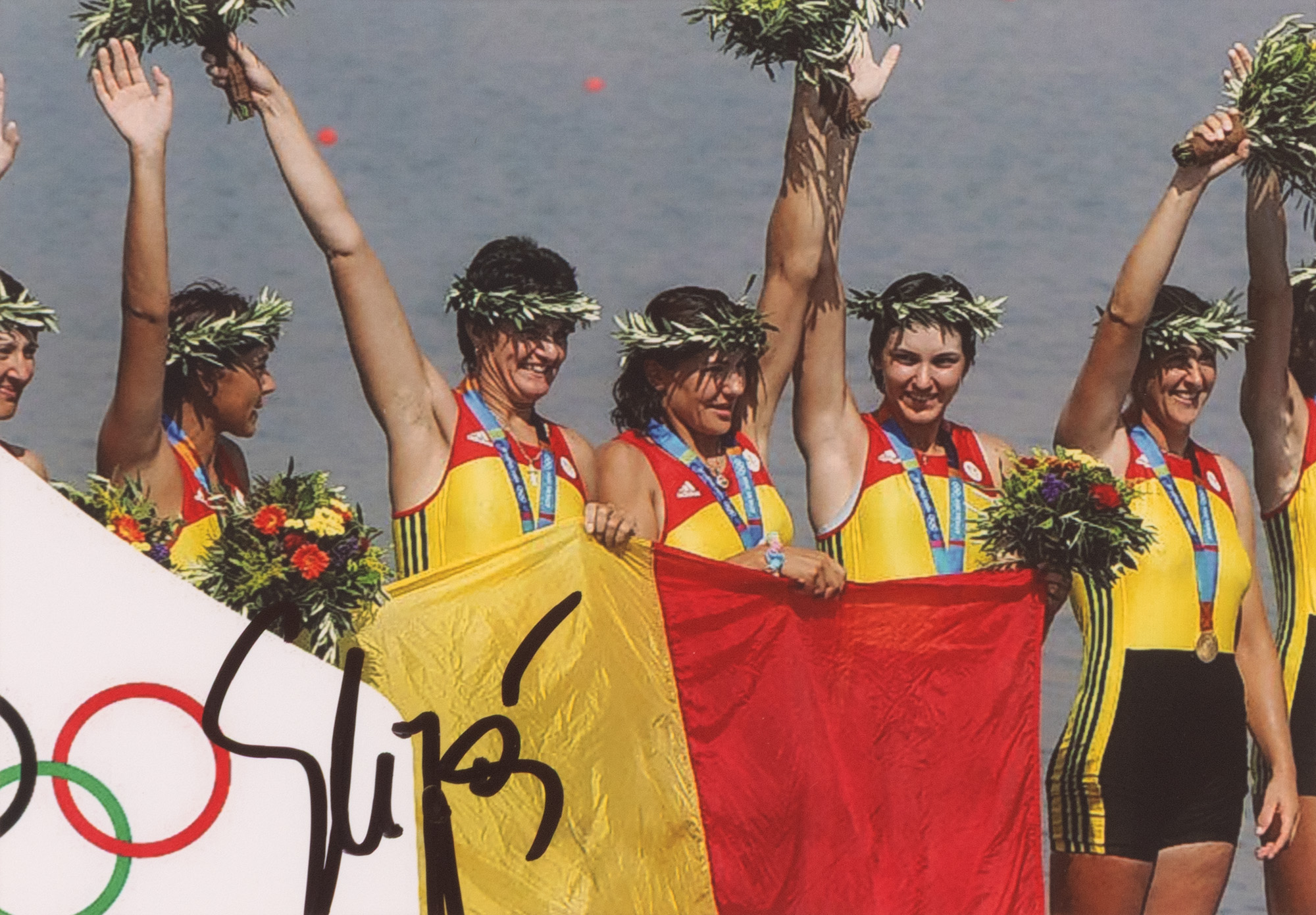 Fotografie cu echipa națională de canotaj, ceremonia de decernare a medaliei de aur de la Jocurile Olimpice de la Atena 2004, cu semnătura olografă a Elisabetei Lipă, înrămată