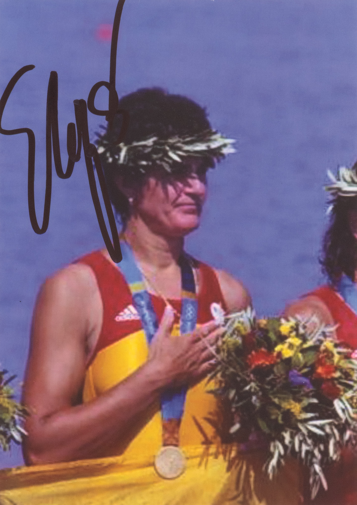 Fotografie reprezentând-o pe Elisabeta Lipă, la ceremonia de decernare a medaliei de aur, Jocurile Olimpice de la Atena 2004, cu semnătura olografă a sportivei, înrămată