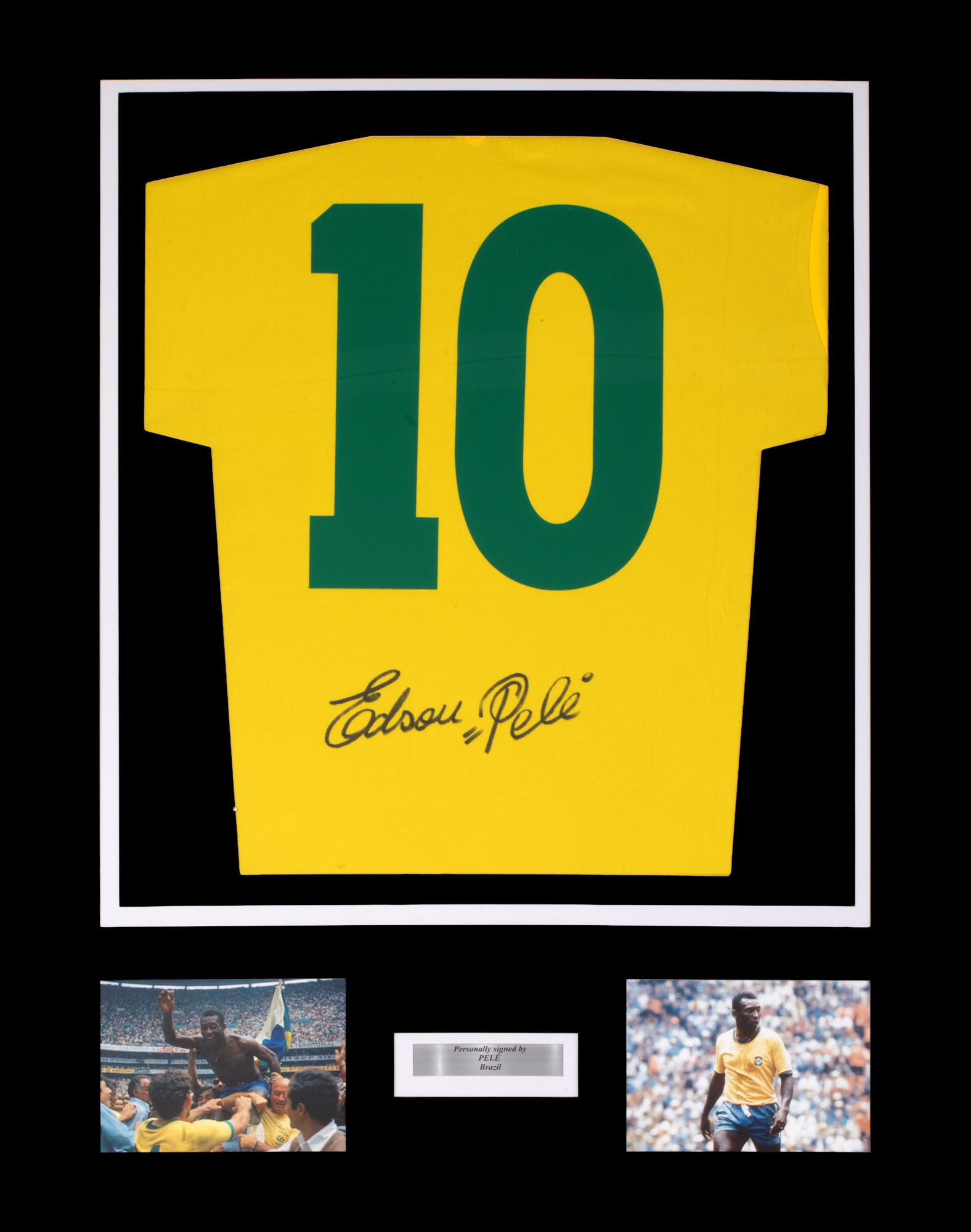 Framed shirt of the Brazilian national team, with Pelé's handwritten signature