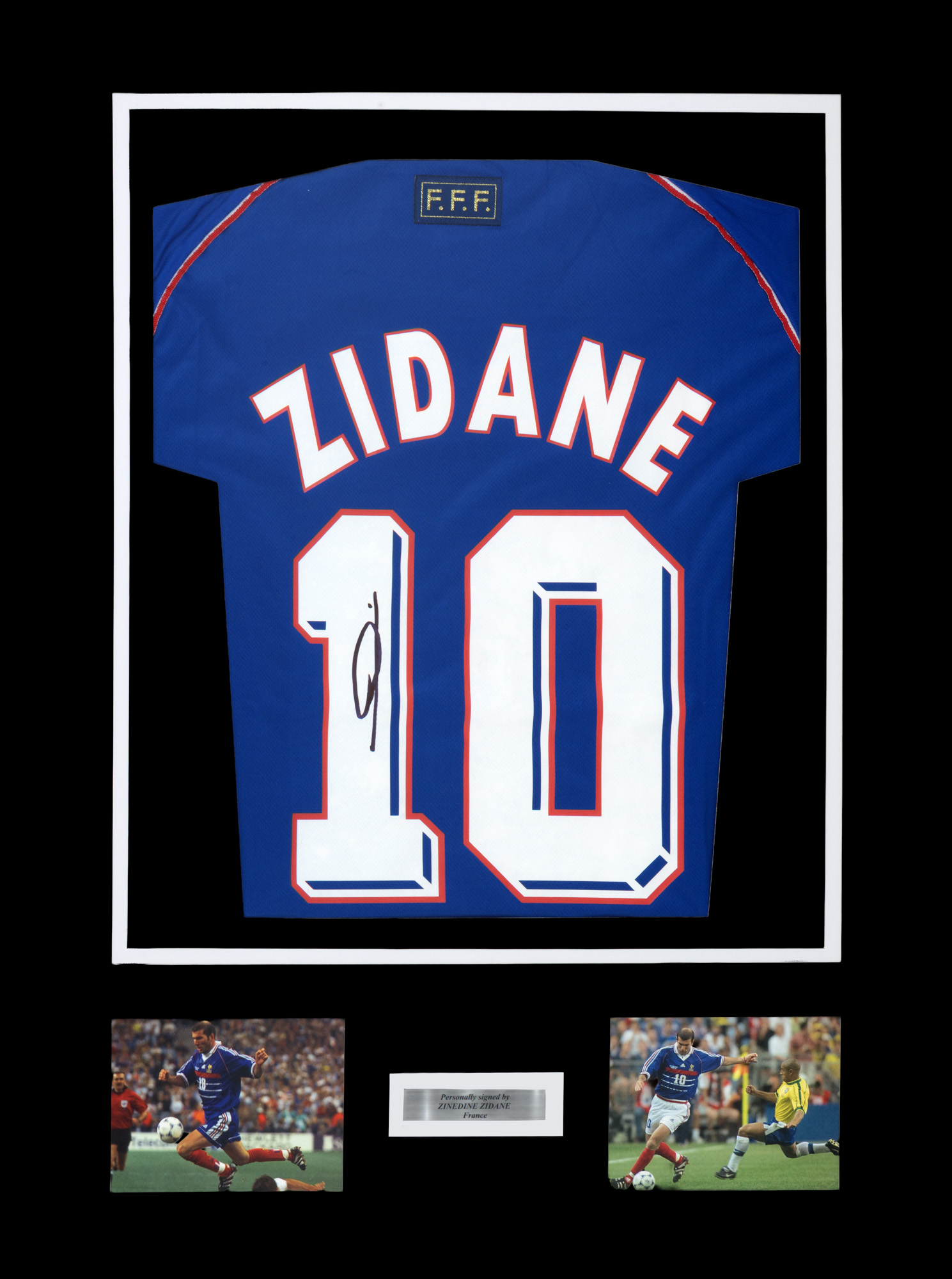 Tricou al echipei naționale a Franței, cu semnătura olografă a lui Zinedine Zidane, înrămat