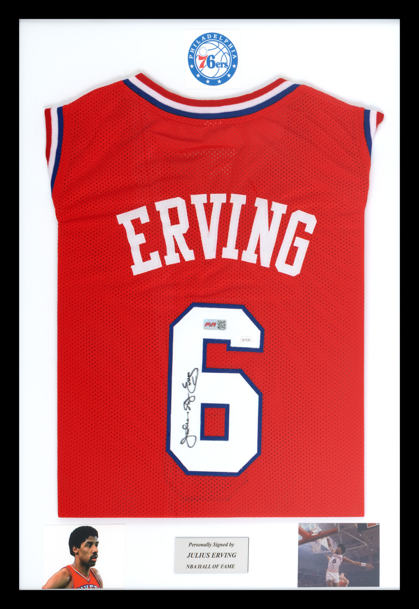 Tricou Philadelphia 76ers, cu semnătura olografă a lui Julius Erving, înrămat