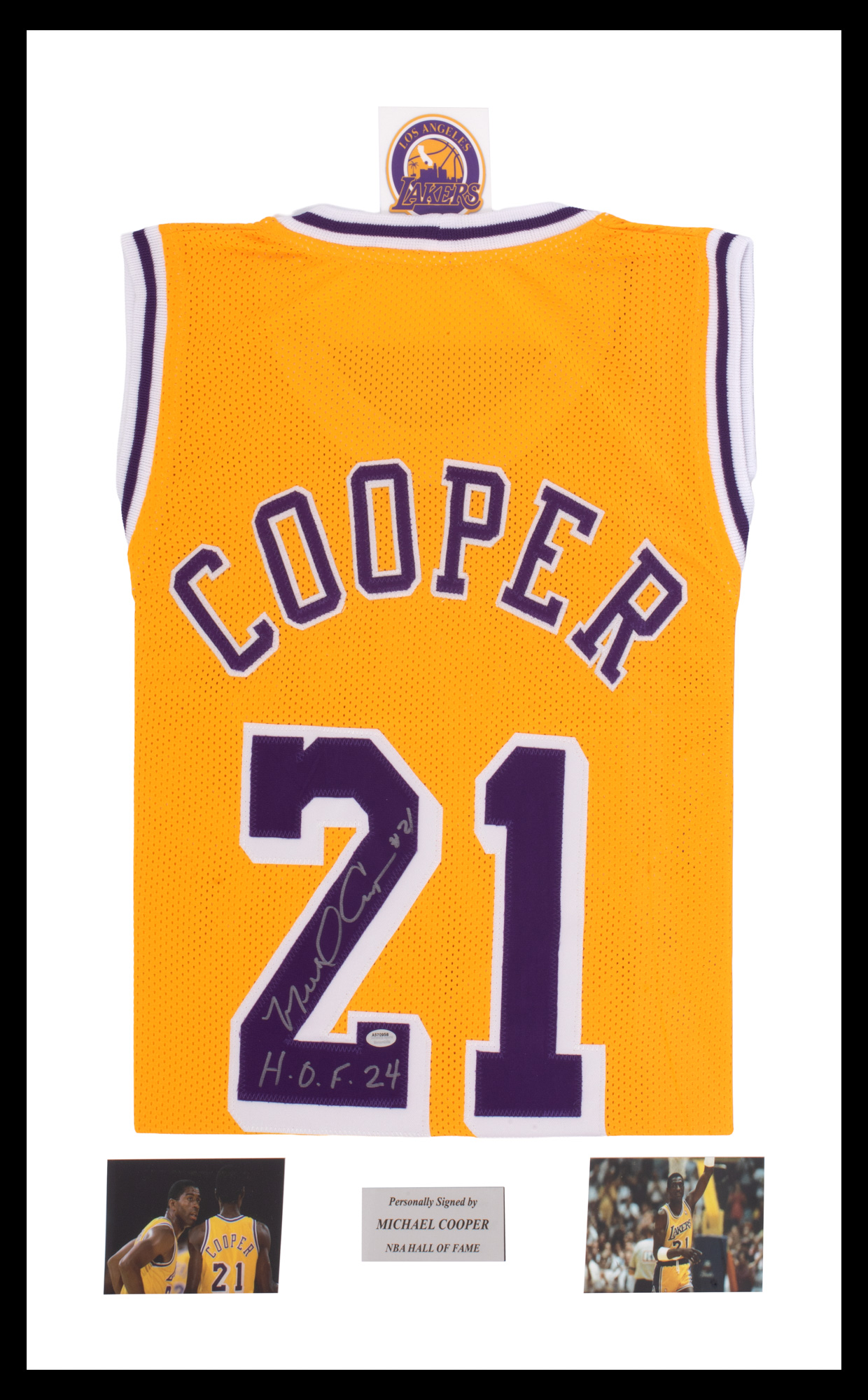 Tricou L.A. Lakers, cu semnătura olografă a lui Michael Cooper, înrămat
