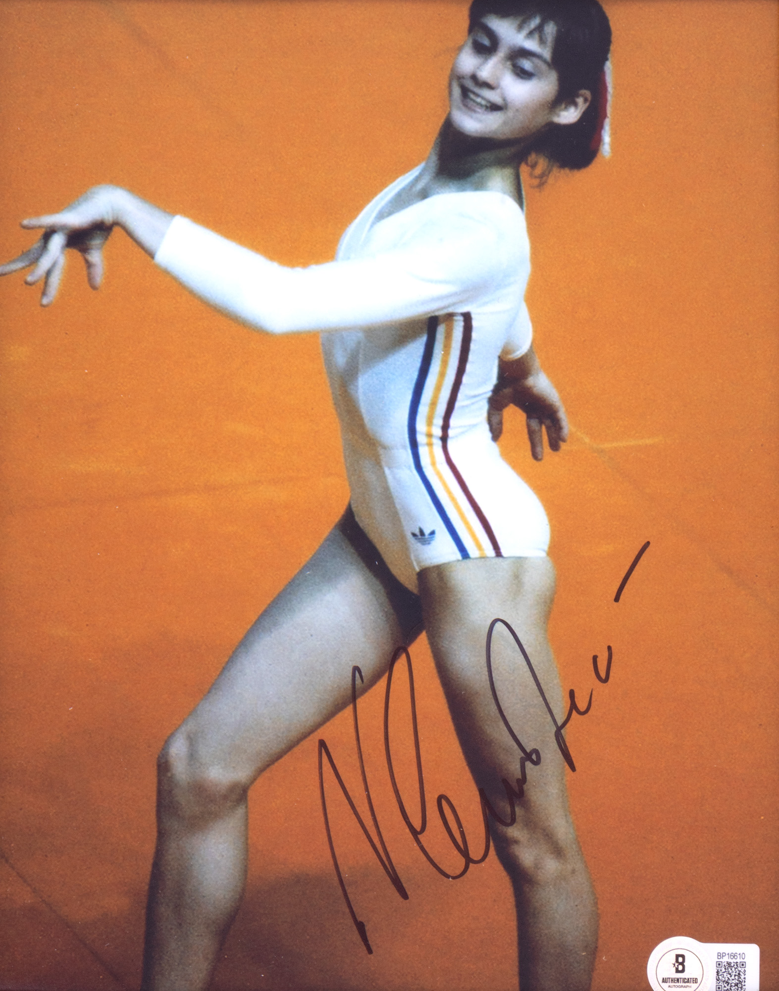 Fotografie reprezentând-o pe Nadia Comăneci, cu semnătura olografă a sportivei, înrămată