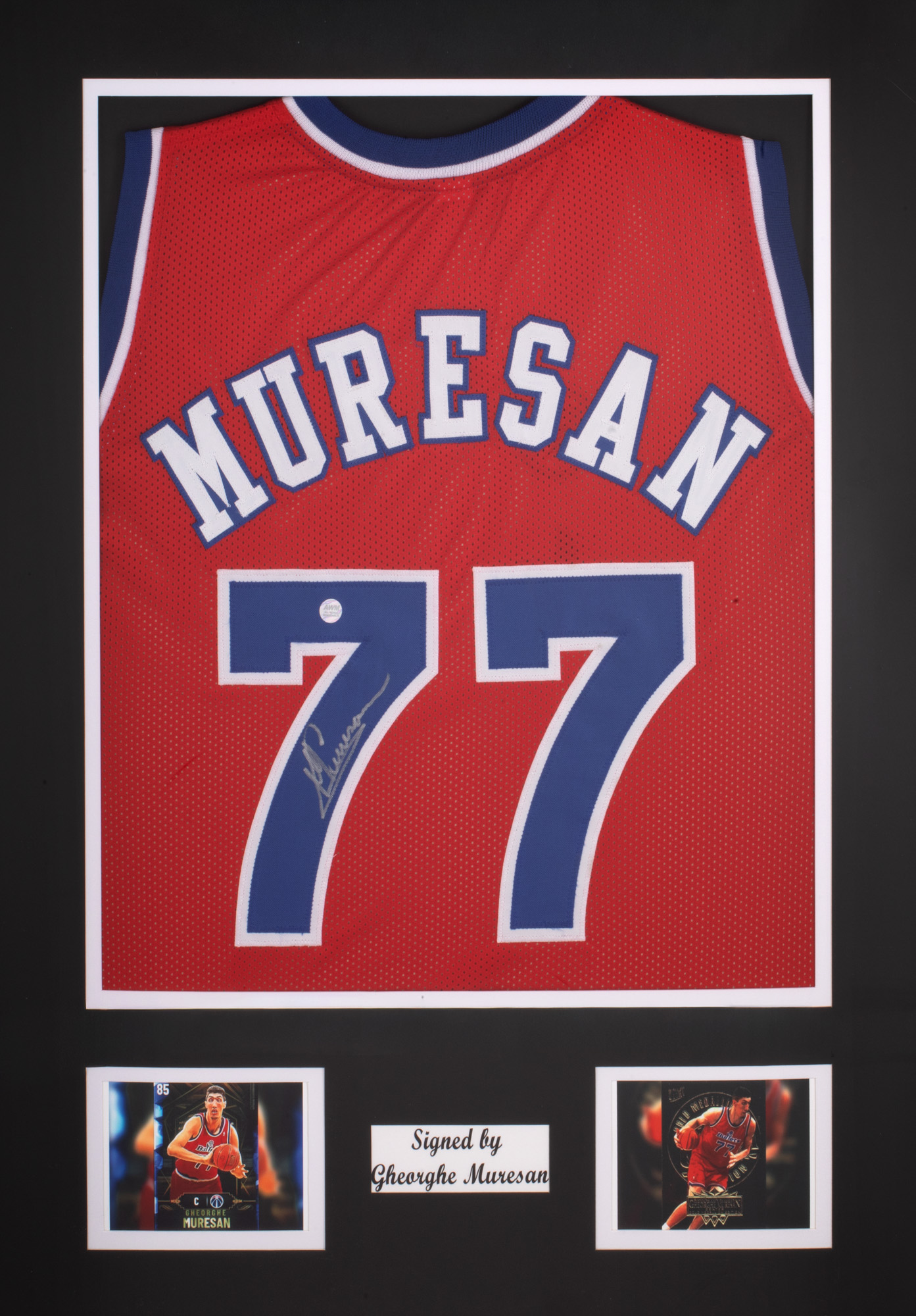 Tricou Washington Bullets, cu semnătura olografă a lui Gheorghe Mureșan, înrămat