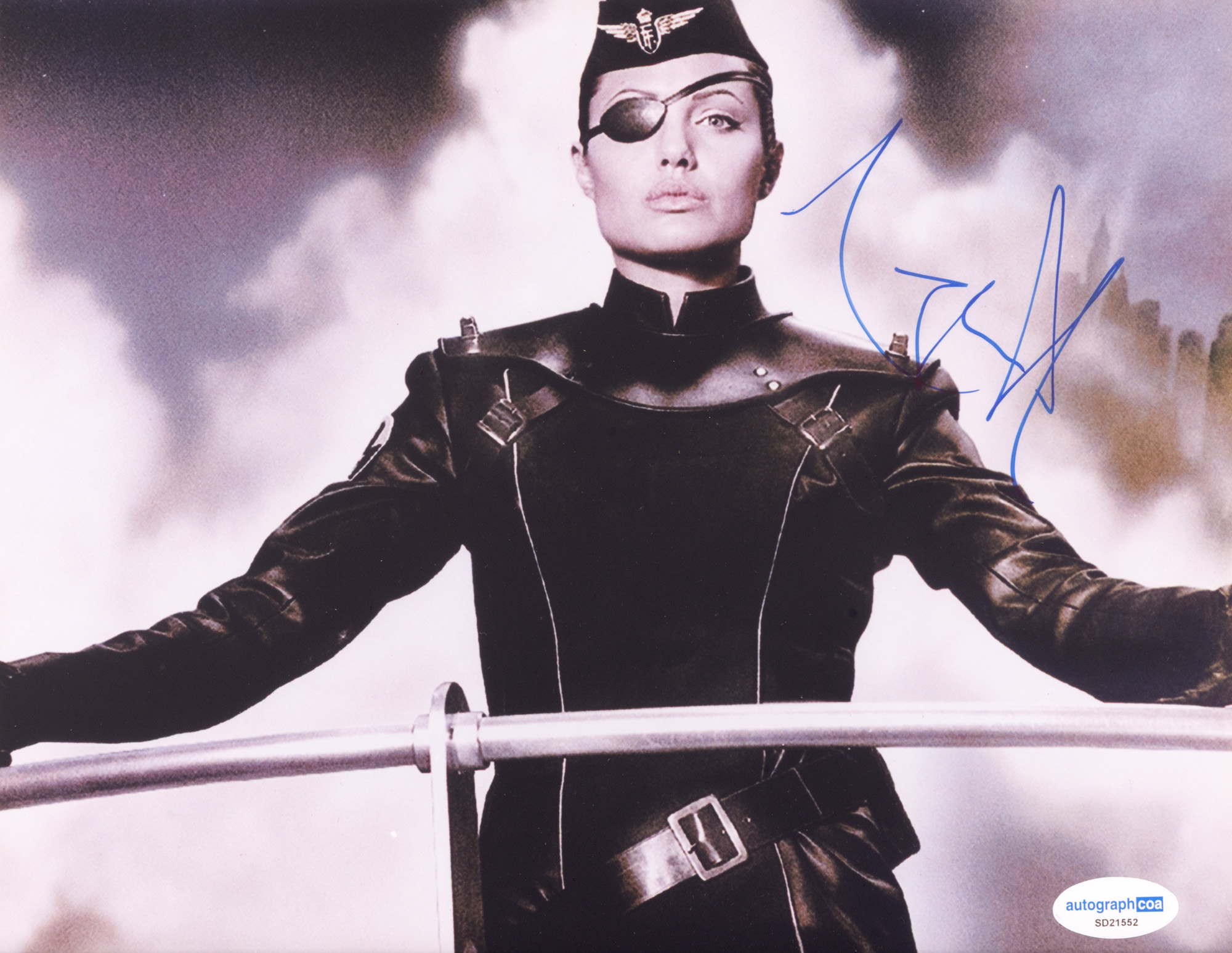 Fotografie reprezentând-o pe Angelina Jolie, în filmul "Sky Captain and the World of Tomorrow", cu semnătura olografă a acesteia, înrămată