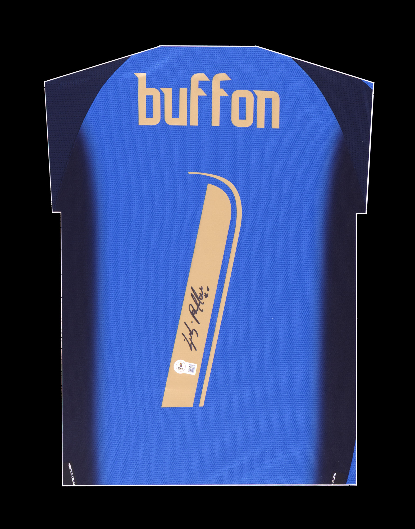 Framed jersey of the Italian national team, with Gianluigi Buffon's handwritten signature