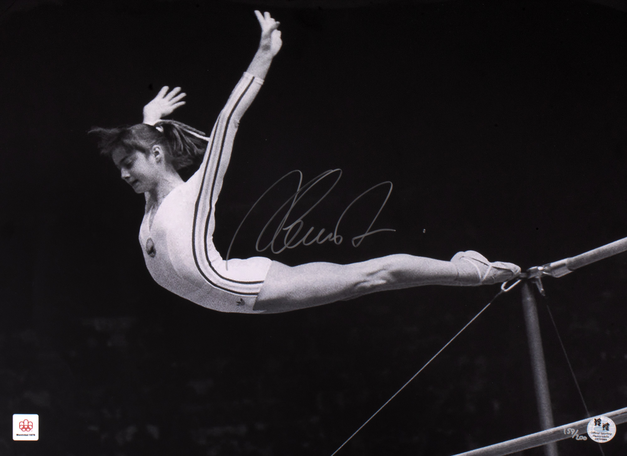Fotografie ilustrându-o pe Nadia Comăneci, în timpul exercițiului la paralele din cadrul Jocurilor Olimpice de la Montreal 1976, cu semnătura olografă a sportivei, înrămată