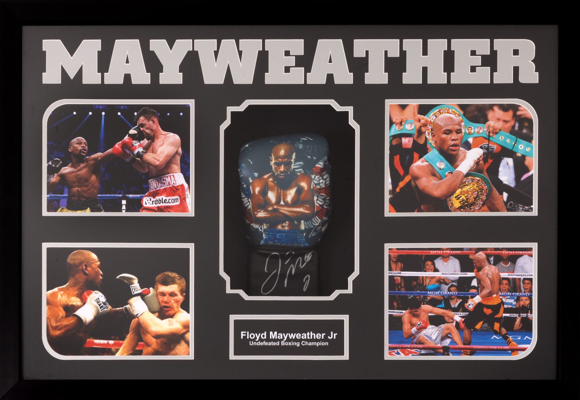 Mănușă de box, cu semnătura olografă a lui Floyd Mayweather Jr. . înrămată
