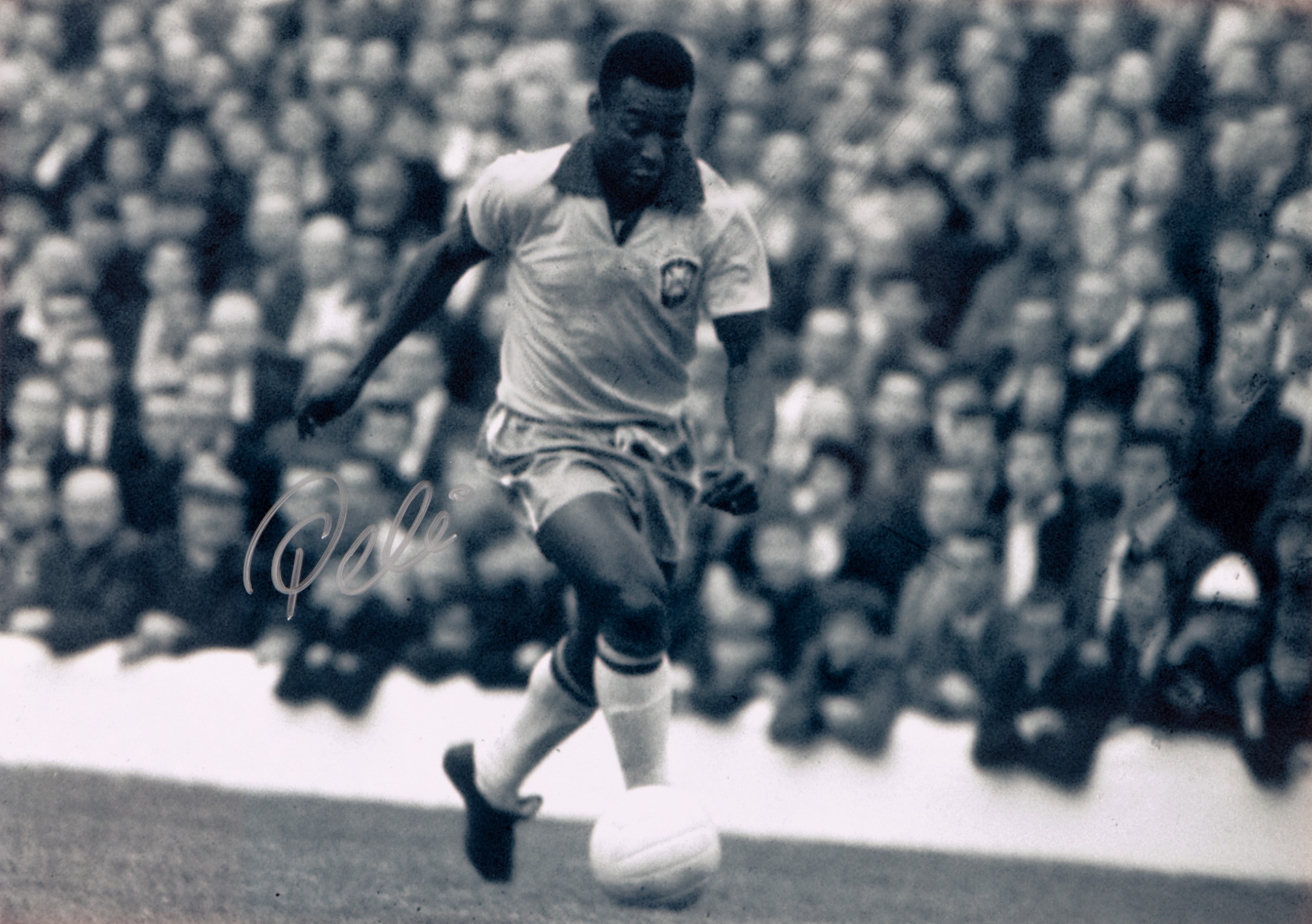 Fotografie reprezentându-l pe Pelé, cu semnătura olografă a acestuia, înrămată