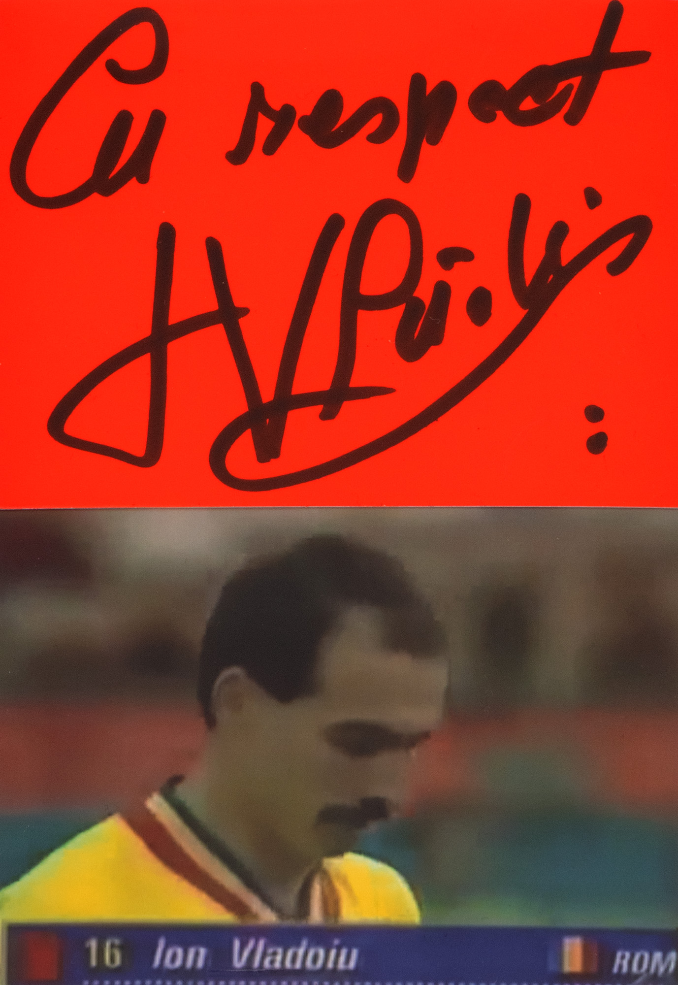 Cartonaș roșu, cu semnătura și dedicația olografă a lui Ion Vlădoiu, înrămat