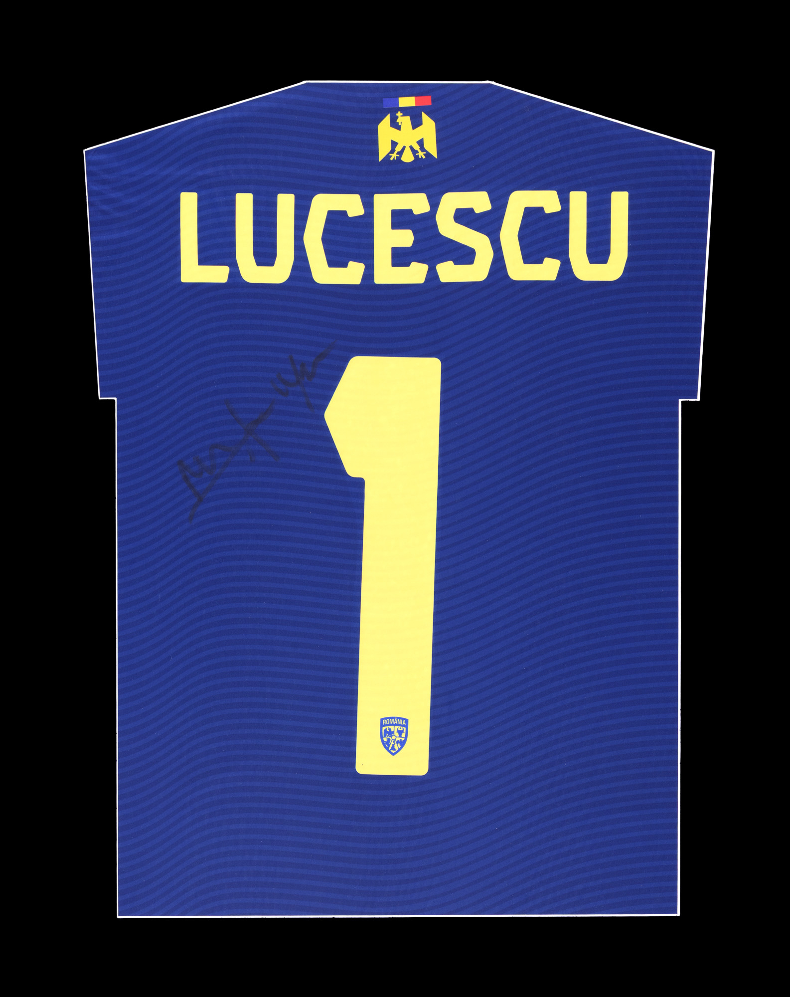 Tricou al echipei naționale a României, cu semnătura olografă a lui Mircea Lucescu, înrămat