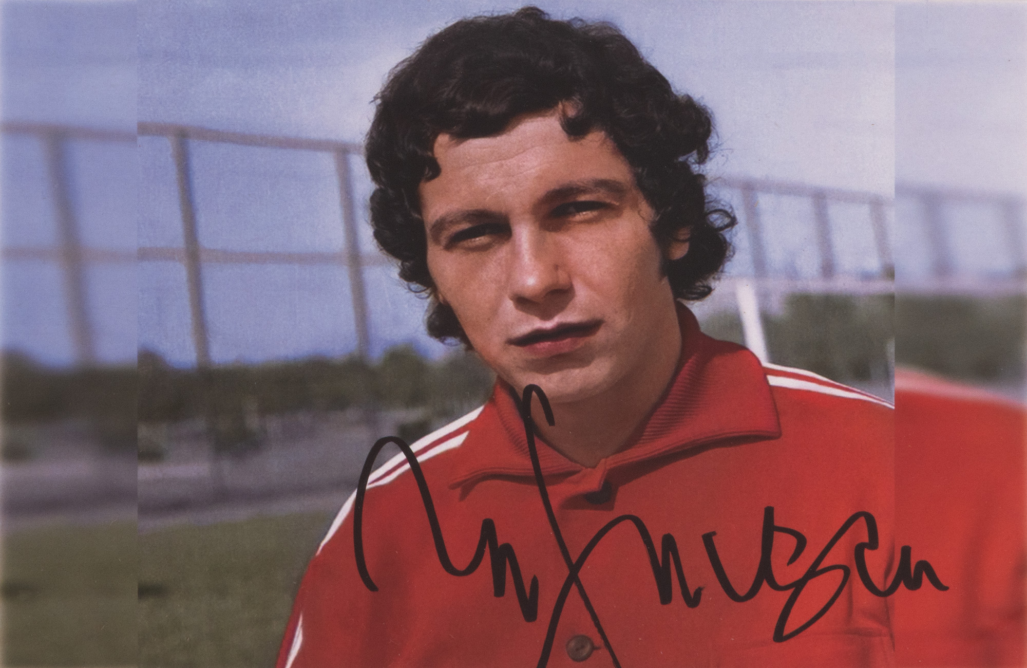 Fotografie reprezentându-l pe Mircea Lucescu, cu semnătura olografă a acestuia, înrămată