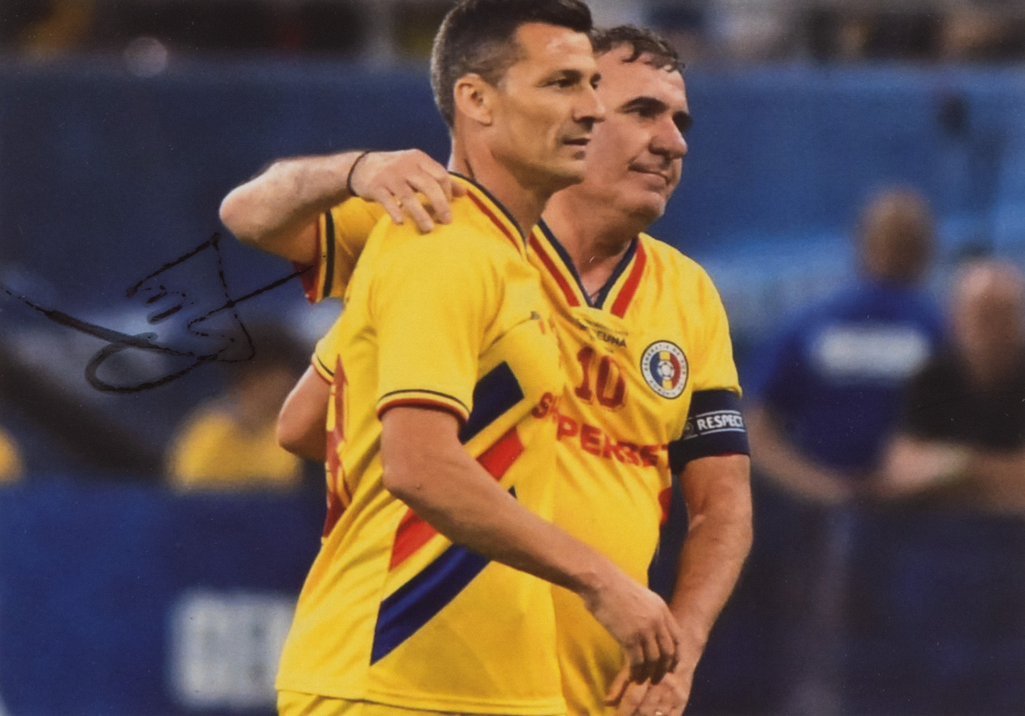 Fotografie reprezentându-i pe Constantin Gâlcă și Gheorghe Hagi, cu semnătura olografă a lui Constantin Gâlcă, înrămată