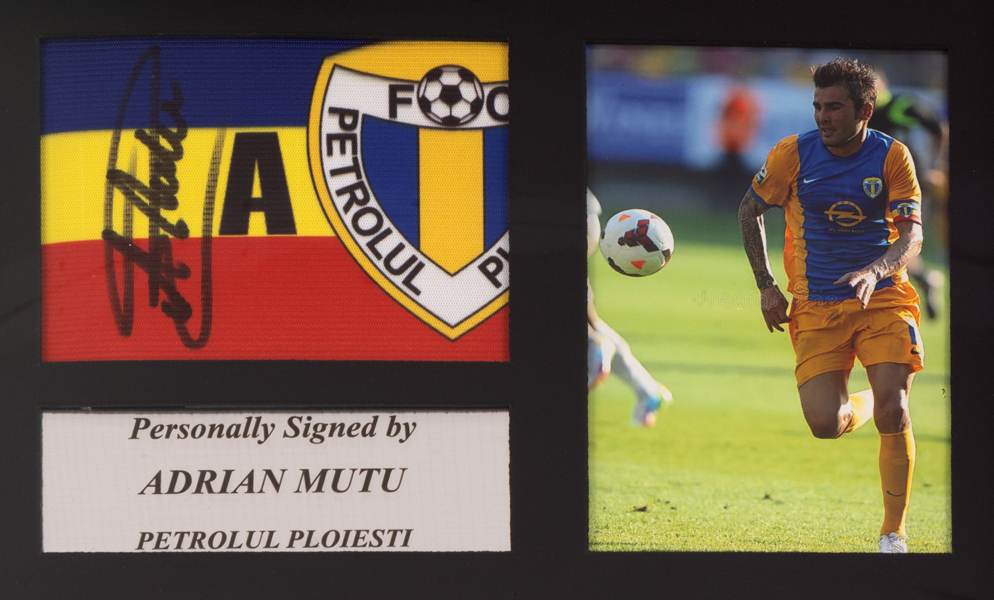 Banderolă de căpitan, F.C. Petrolul Ploiești, cu semnătura olografă a lui Adrian Mutu, înrămată