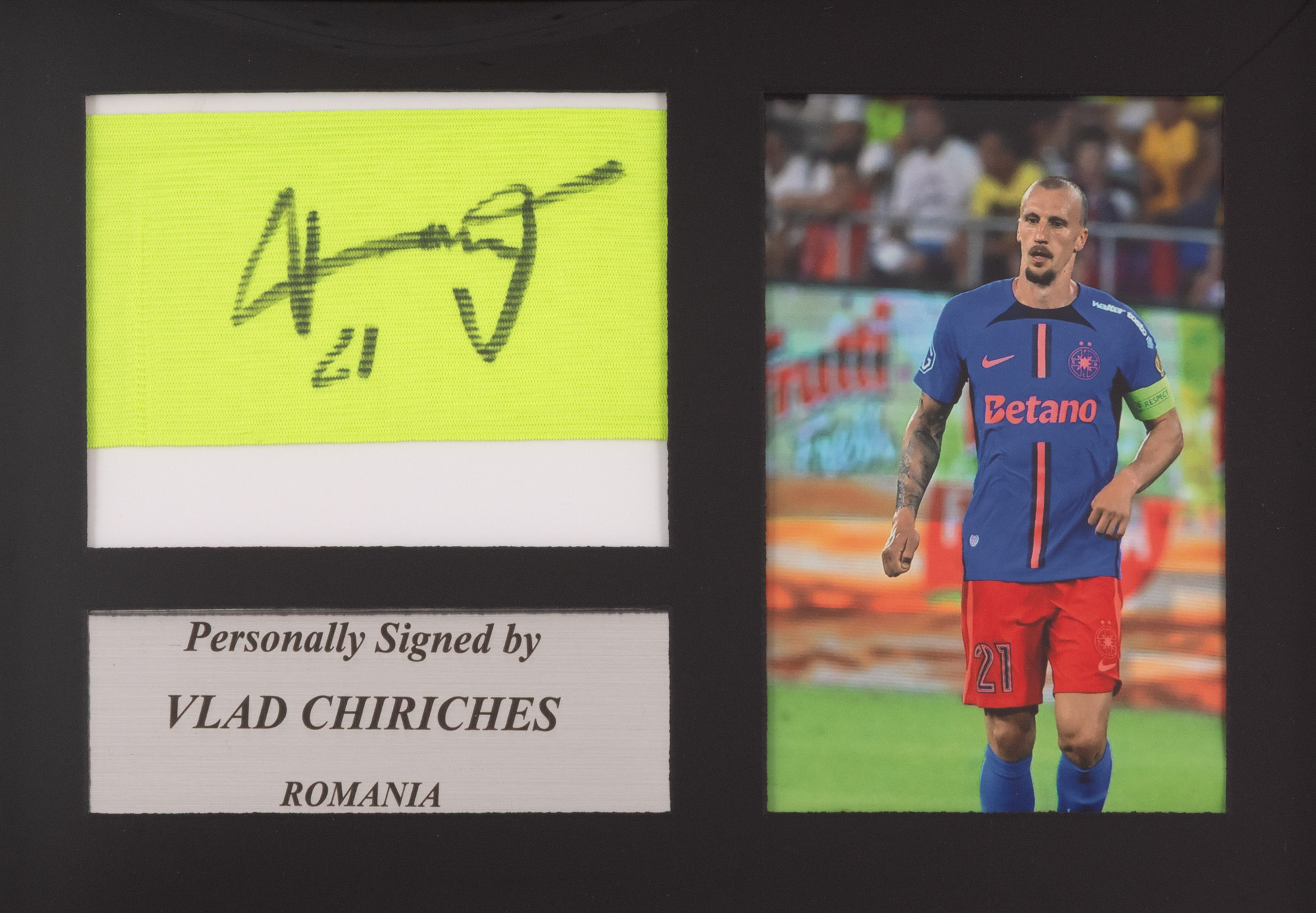 Banderolă de căpitan, cu semnătura olografă a lui Vlad Chiricheș, înrămată