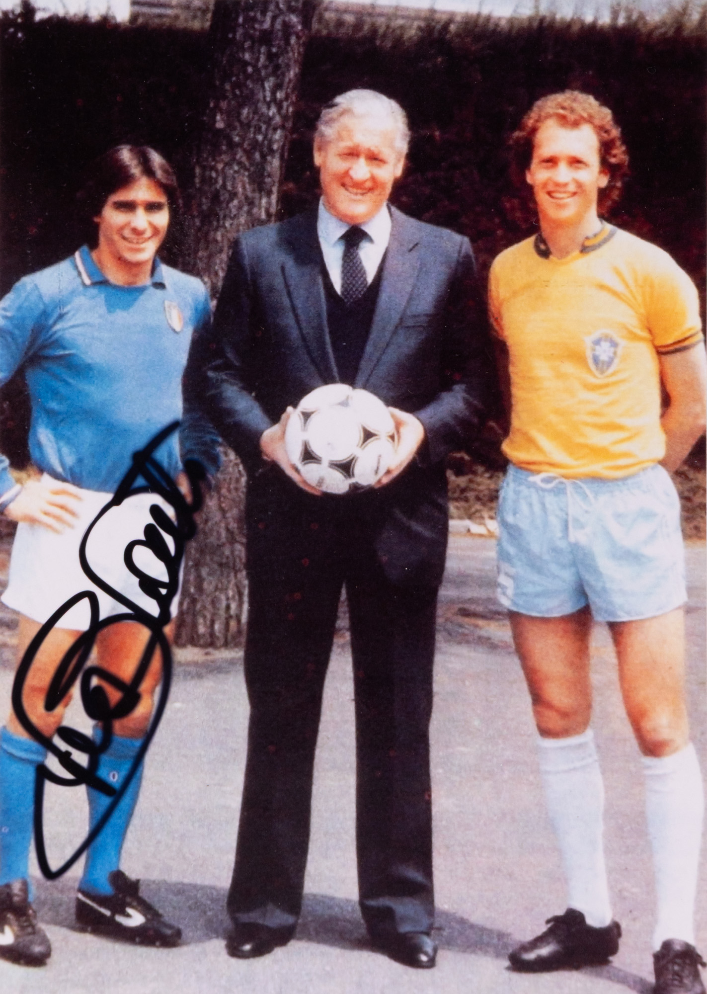 Fotografie reprezentându-i pe Bruno Conti, Nils Liedholm și Paulo Roberto Falcao, cu semnătura olografă a lui Bruno Conti, înrămată