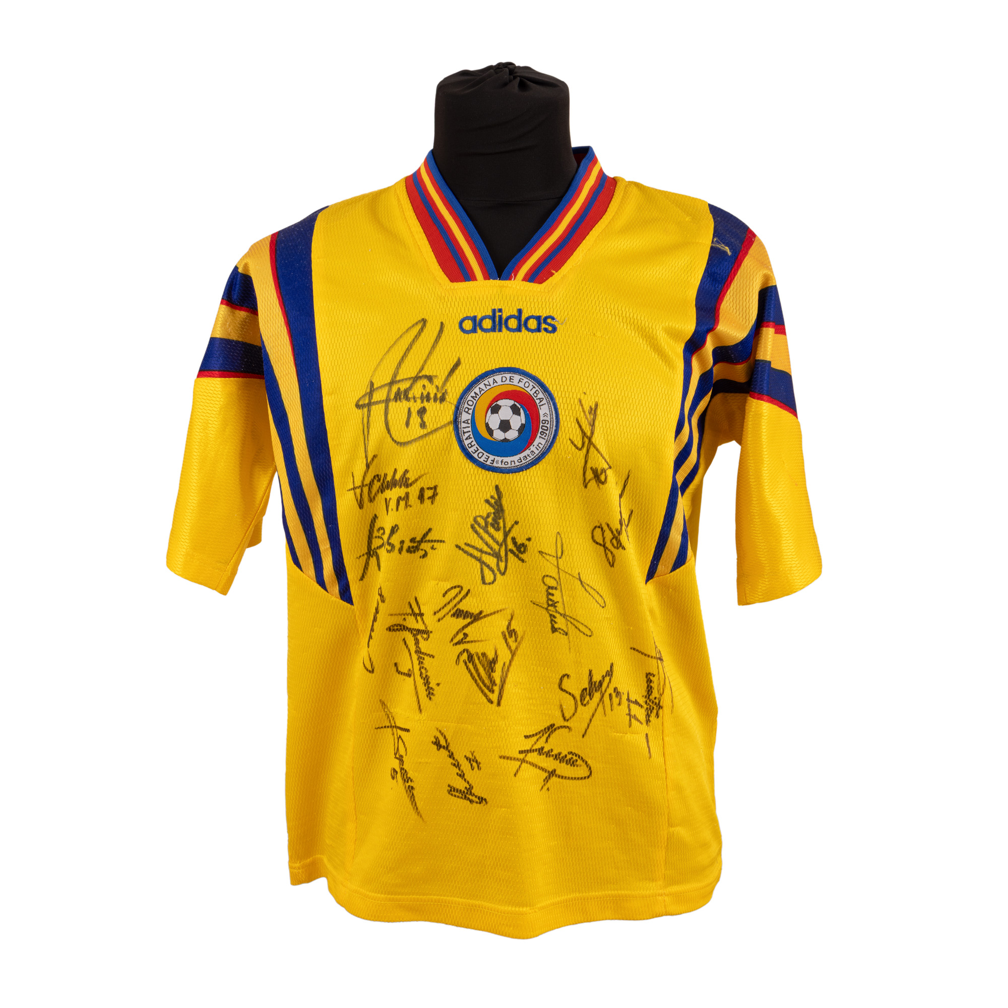 Tricou al echipei naționale a României, model 1996, cu semnăturile membrilor echipei (Ilie Dumitrescu, Viorel Moldovan, Gheorghe Hagi, Miodrag Belodedici, Florin Raducioiu, Dorinel Munteanu, Ion Vlădoiu,  Marius Lăcătuș, Tibi Selymes, Dan Petrescu, Basarab Panduru, Florin Prunea, Adrian Ilie, Ionuț Lupescu)
