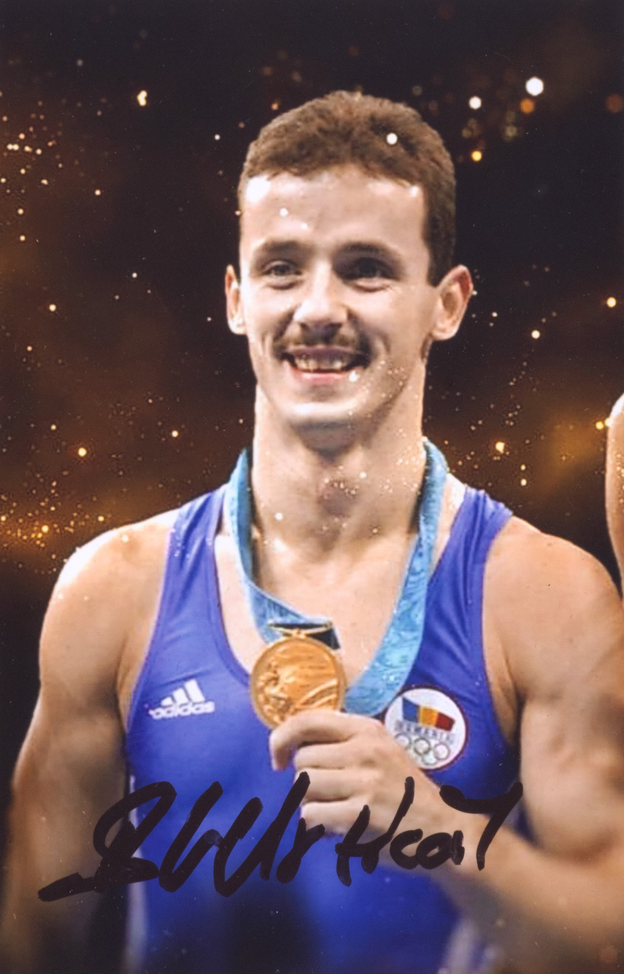 Fotografie reprezentându-l pe Marius Urzică în timpul decernării medaliei de aur, cu semnătura olografă a sportivului, înrămată