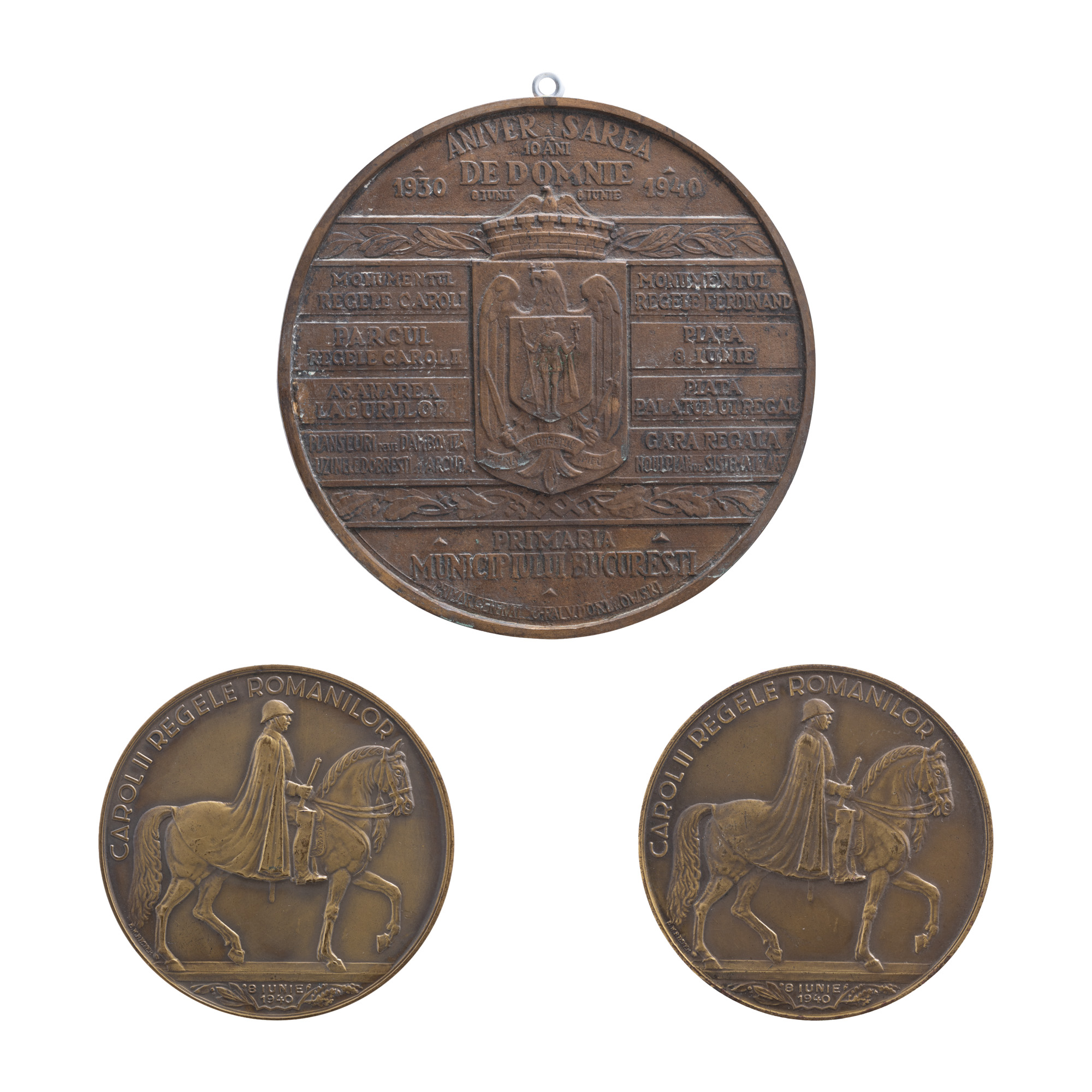 Lot format din machetă originală ”Aniversarea 10 ani de domnie 8 iunie 1930 - 8 iunie 1940”, gravor Emil Wilhelm Becker, 1940, revers, exemplar unic, medalie ”Aniversarea a 10 ani de domnie, 1930 - 1940”, gravor Emil Wilhelm Becker, 1940, și medalie ”Aniversarea a 10 ani de domnie 1930 - 1940”, gravor Emil Wilhelm Becker, 1940