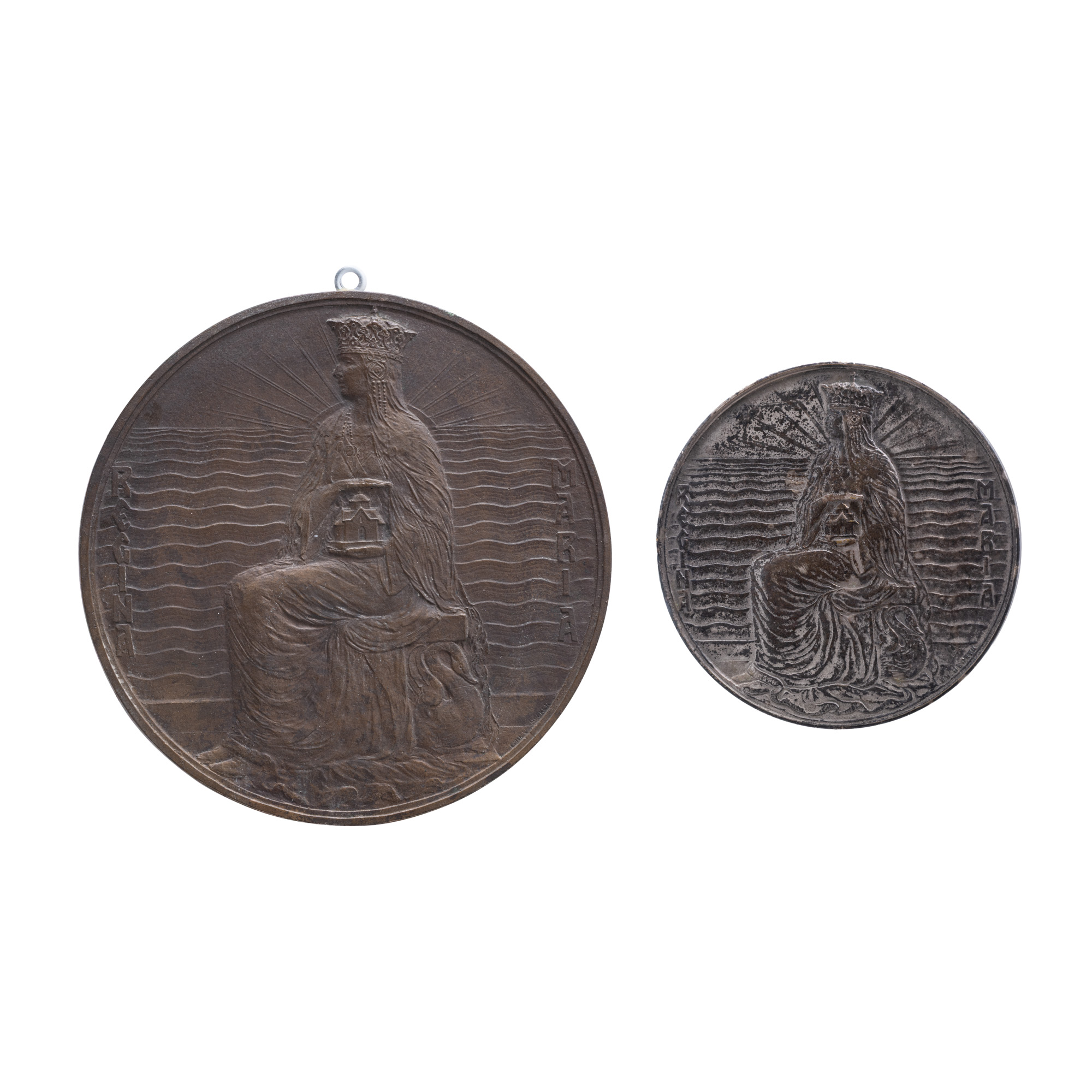 Lot format din machetă originală ”Regina Maria”, gravor Emil Wilhelm Becker, cca. 1937, avers, exemplar unic, și medalie ”În Balcic, pe Coasta de Argint, Veghează Inima de Aur, Inima Mea, Țara Mea”, gravor Emil Wilhelm Becker, cca. 1937