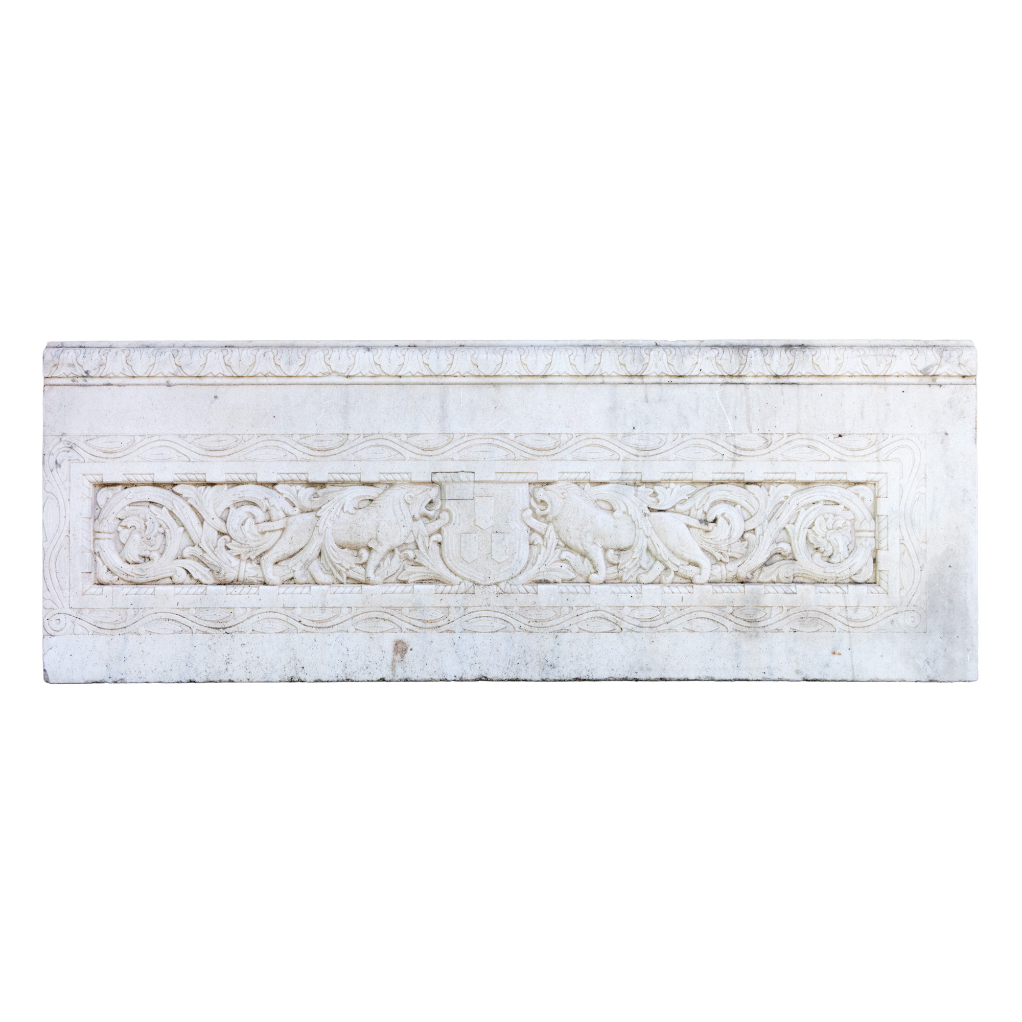 Ornament arhitectural din marmură, decorat cu lei afrontați, simbol heraldic și frize vegetale