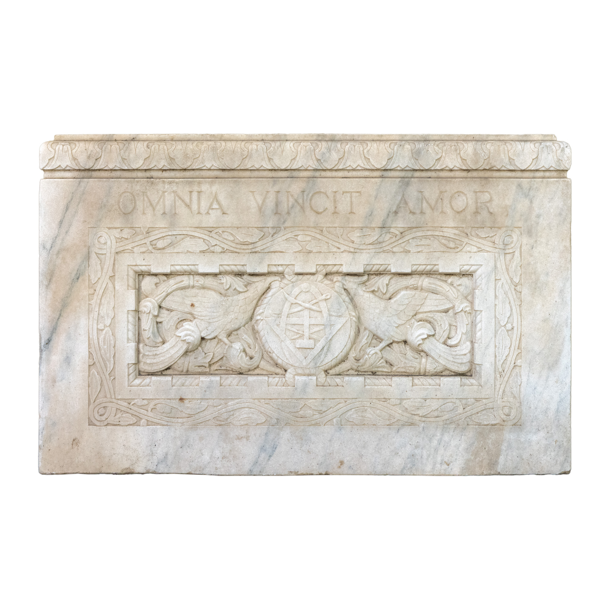 ”Omnia Vincit Amor” - replică după placa sarcofagului de la Liège, integrată în ansamblul Memorialului Interaliat de la Cointe, decorată central cu simbol masonic