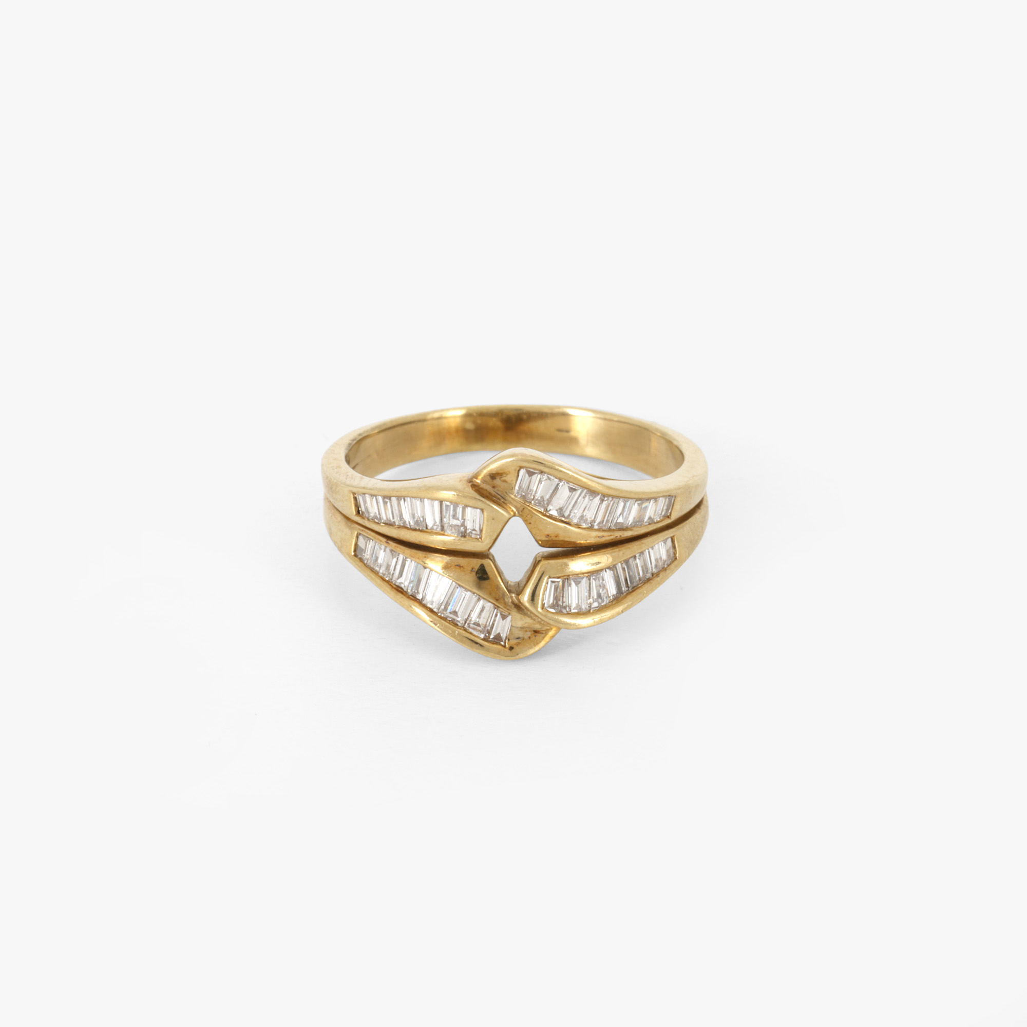Braided gold ring, decorated with diamonds