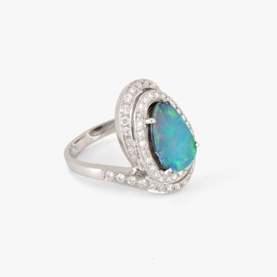 Inel din aur alb, decorat cu opal australian și diamante